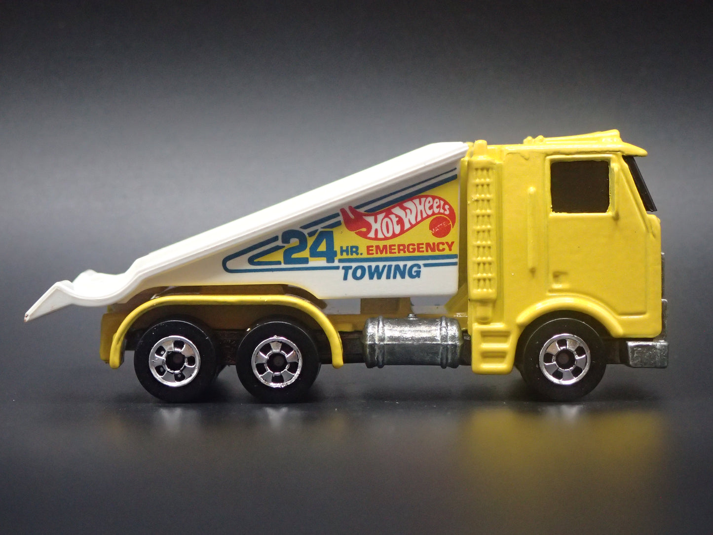 VINTAGE RAMP TRUCK CAR HAULER TRUCK 1:64 HW SCALE DIORAMA DIECAST MODEL CAR