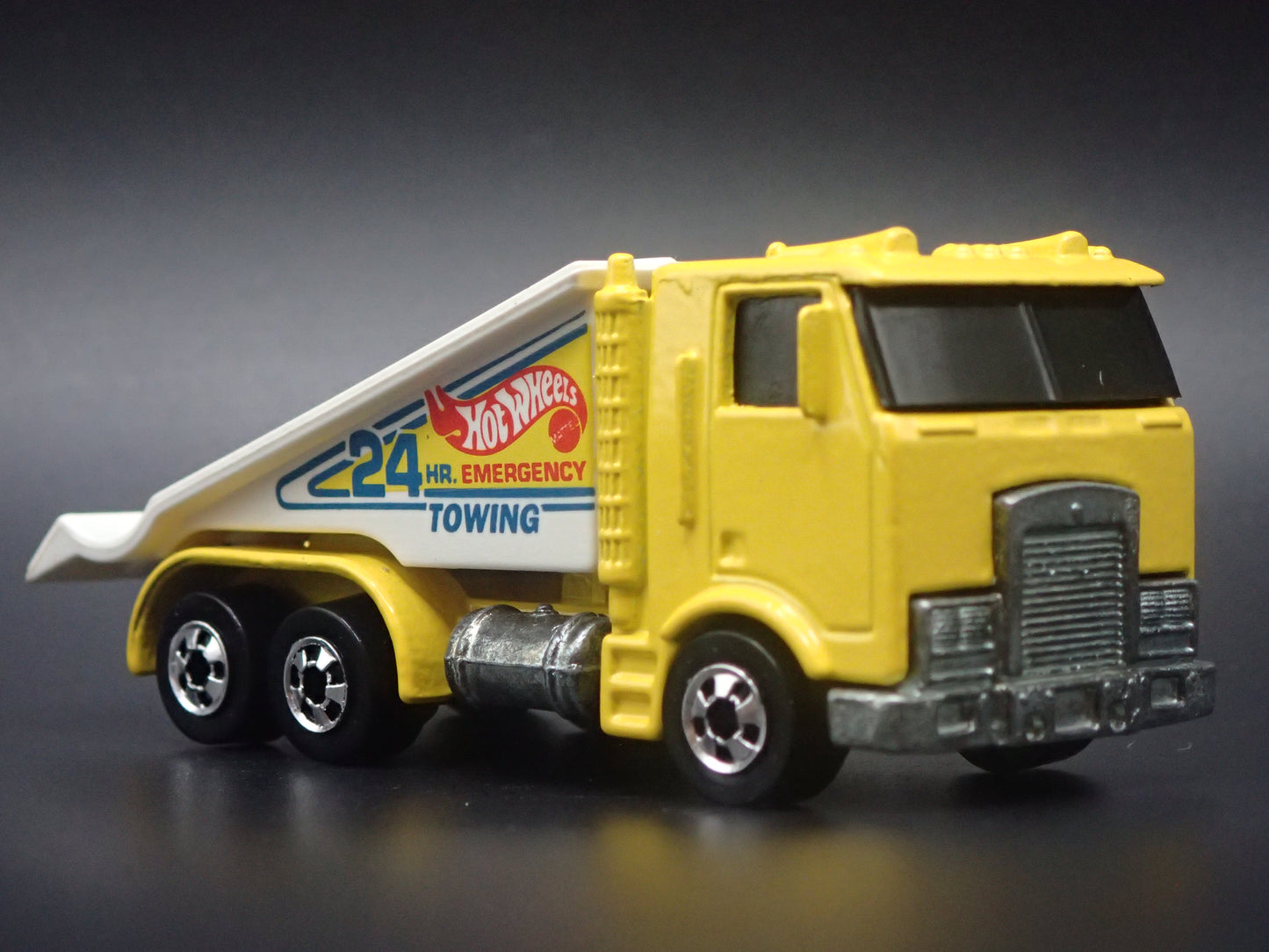 VINTAGE RAMP TRUCK CAR HAULER TRUCK 1:64 HW SCALE DIORAMA DIECAST MODEL CAR