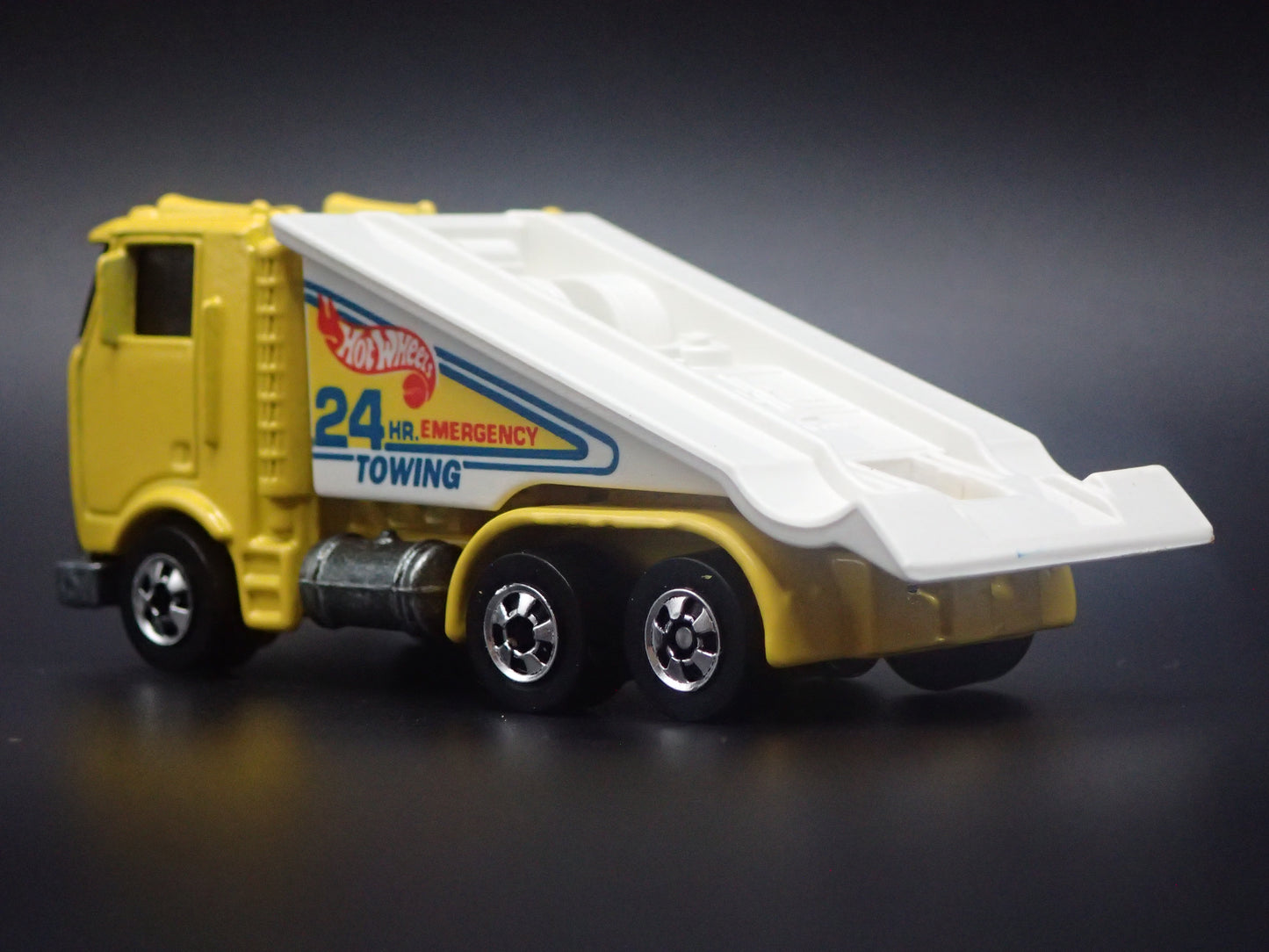 VINTAGE RAMP TRUCK CAR HAULER TRUCK 1:64 HW SCALE DIORAMA DIECAST MODEL CAR