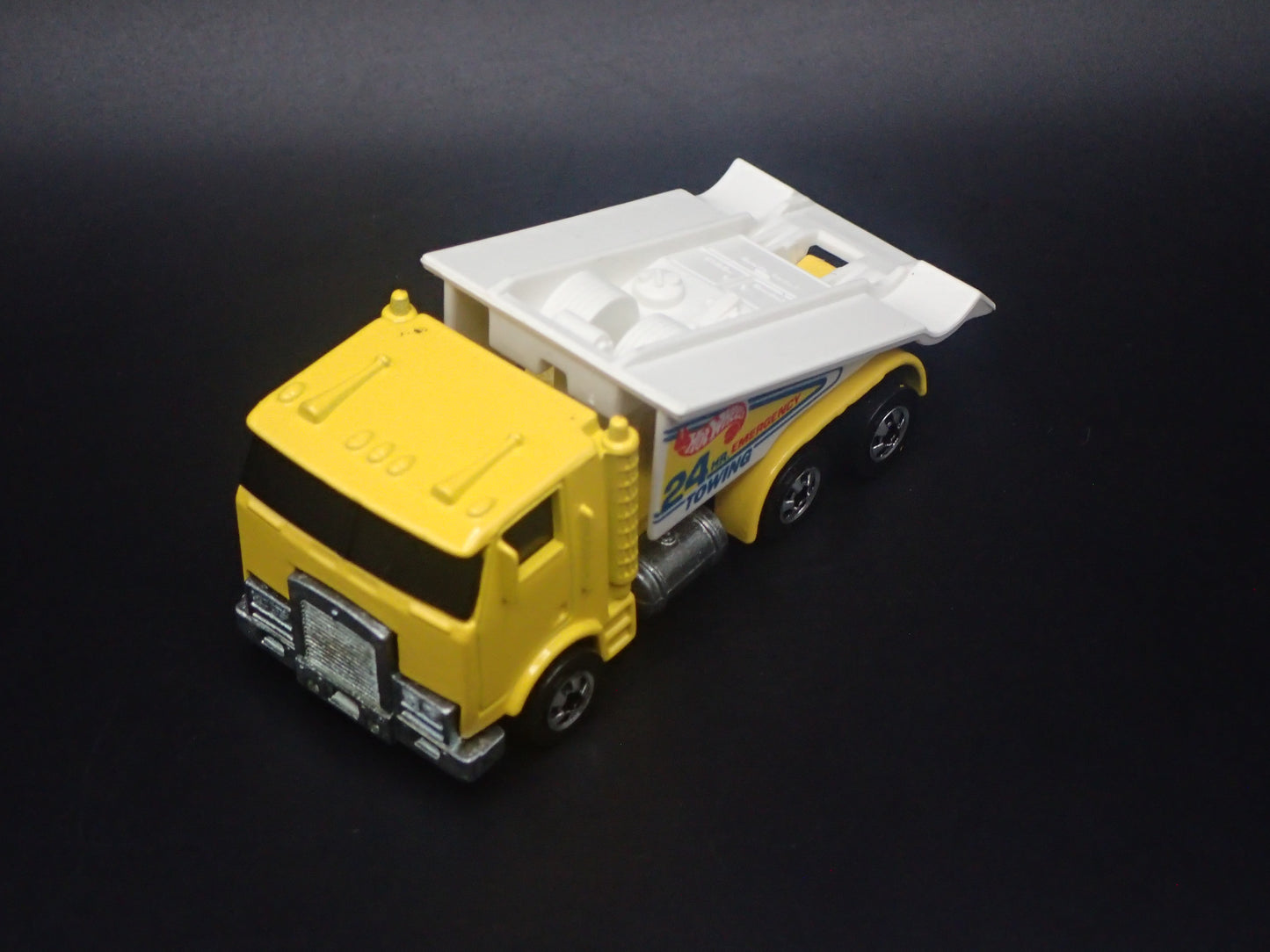 VINTAGE RAMP TRUCK CAR HAULER TRUCK 1:64 HW SCALE DIORAMA DIECAST MODEL CAR