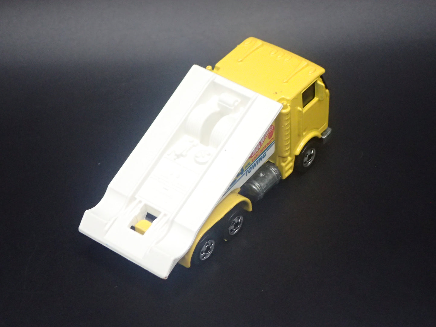 VINTAGE RAMP TRUCK CAR HAULER TRUCK 1:64 HW SCALE DIORAMA DIECAST MODEL CAR