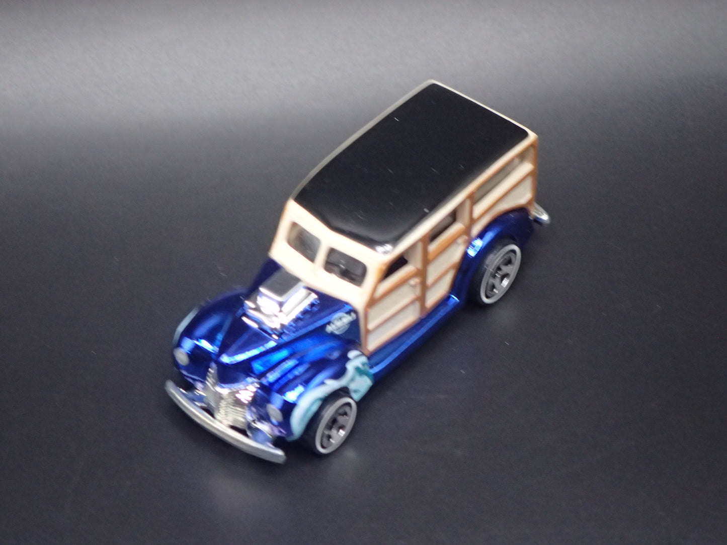 1940 40 FORD WOODIE WOODY STATION WAGON BLUE 1:64 SCALE DIORAMA DIECAST MODEL CAR