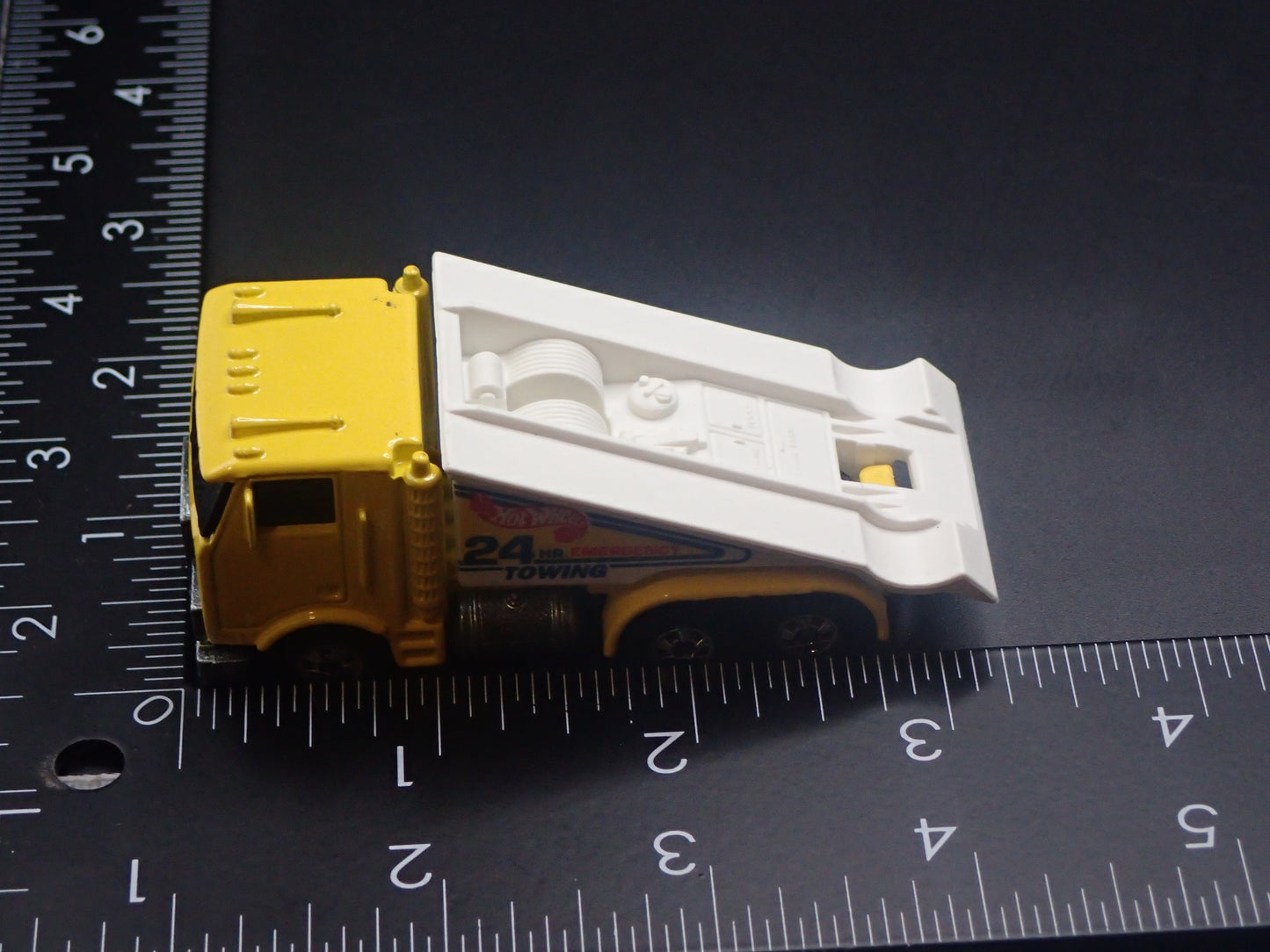VINTAGE RAMP TRUCK CAR HAULER TRUCK 1:64 HW SCALE DIORAMA DIECAST MODEL CAR