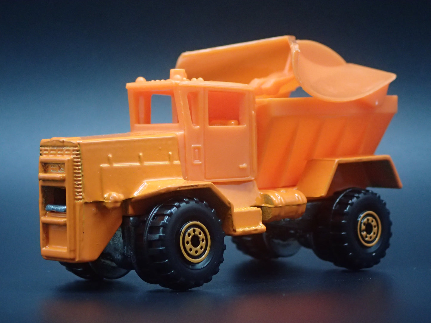 DUMP TRUCK SNOW PLOW ORANGE 1:64 HW SCALE DIORAMA DIECAST MODEL CAR