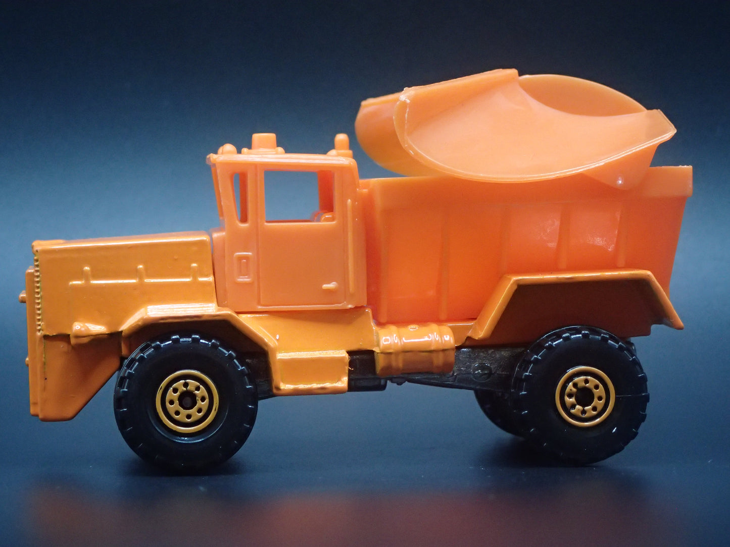DUMP TRUCK SNOW PLOW ORANGE 1:64 HW SCALE DIORAMA DIECAST MODEL CAR