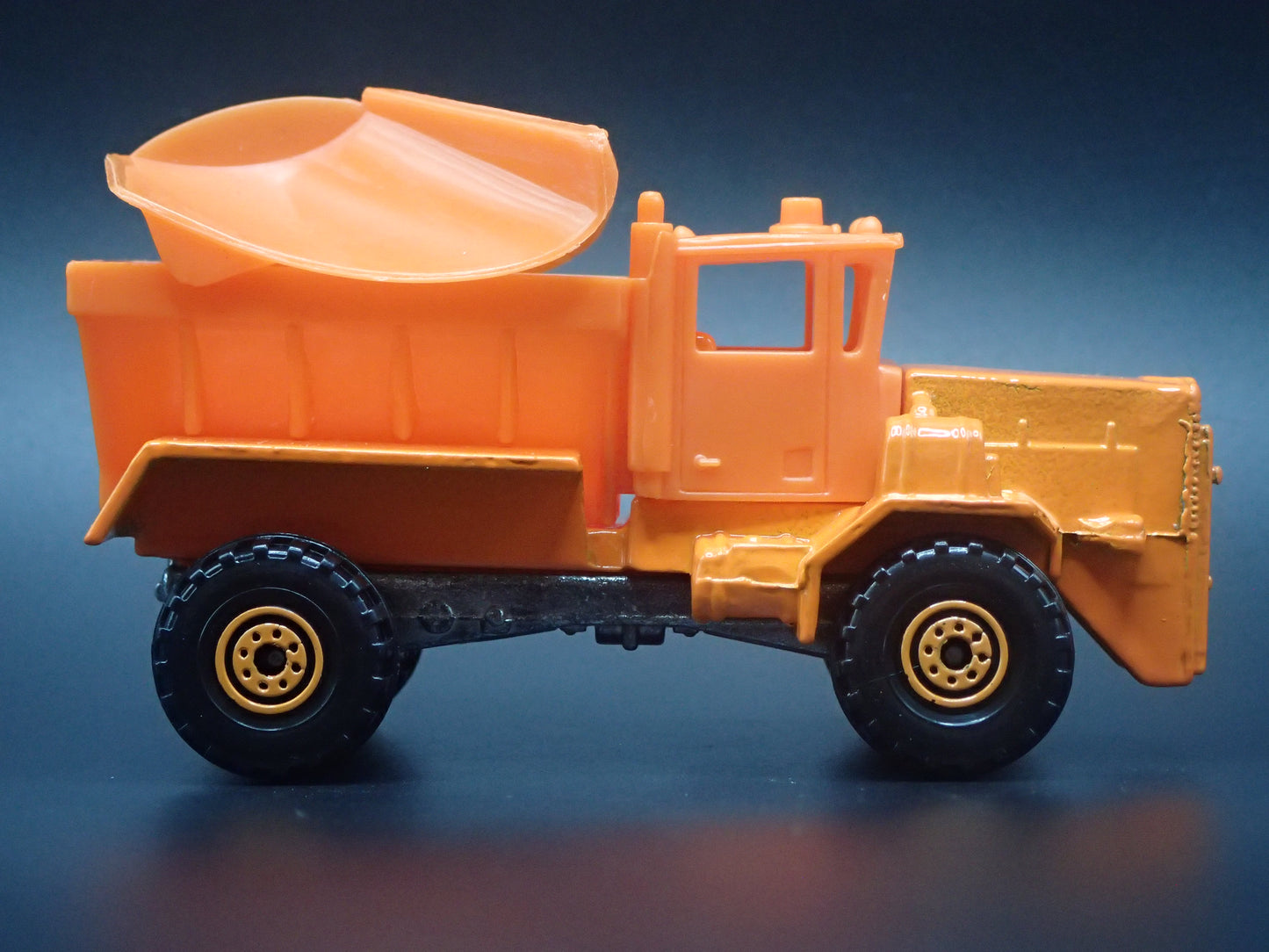 DUMP TRUCK SNOW PLOW ORANGE 1:64 HW SCALE DIORAMA DIECAST MODEL CAR