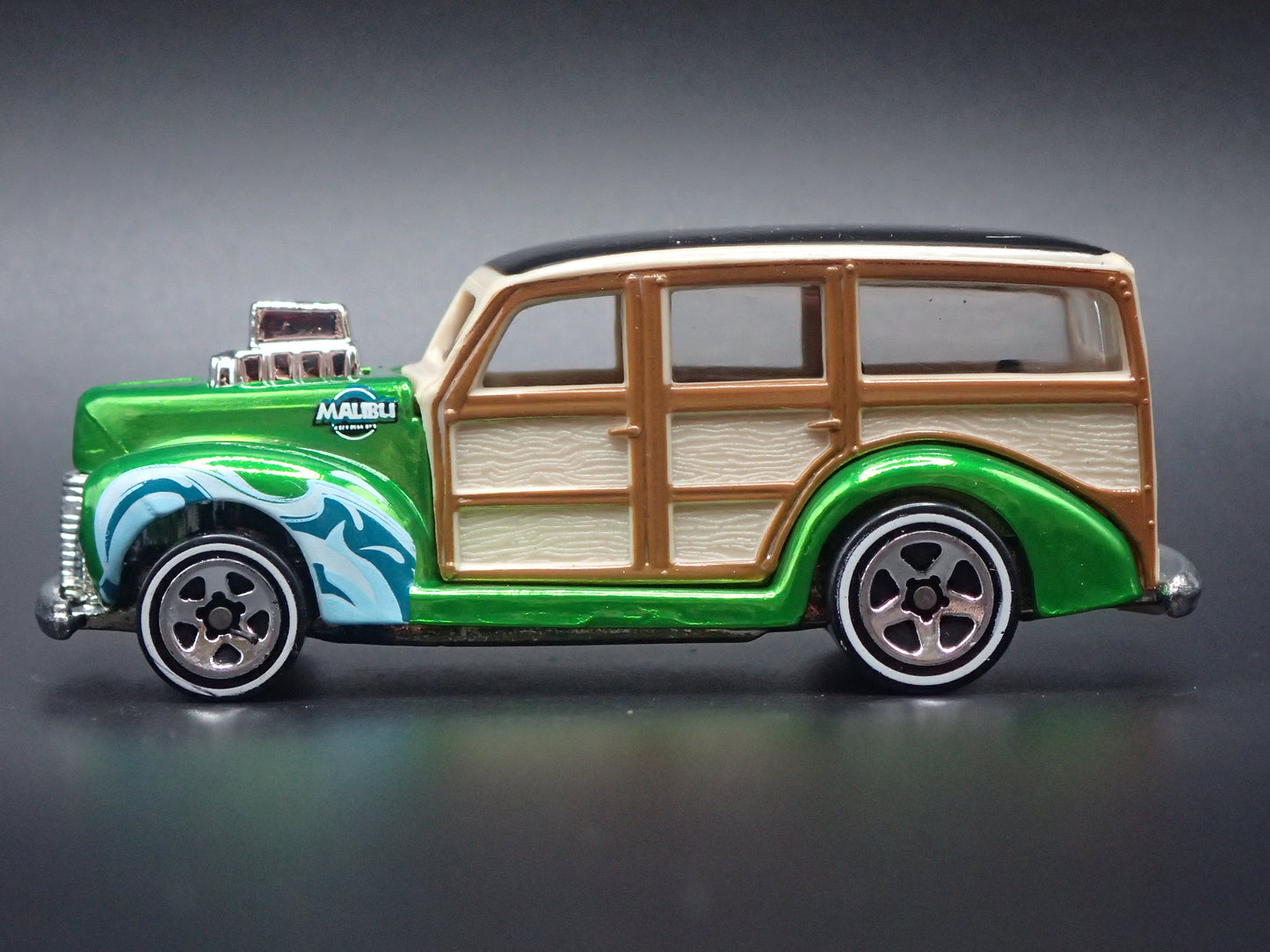 1940 40 FORD WOODIE WOODY STATION WAGON GREEN 1:64 SCALE DIORAMA DIECAST MODEL CAR