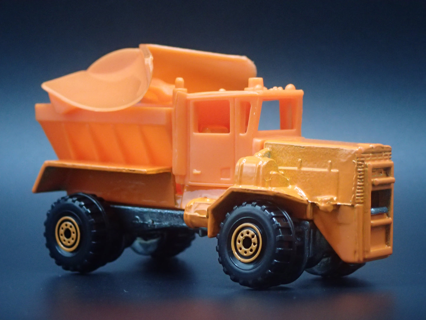 DUMP TRUCK SNOW PLOW ORANGE 1:64 HW SCALE DIORAMA DIECAST MODEL CAR