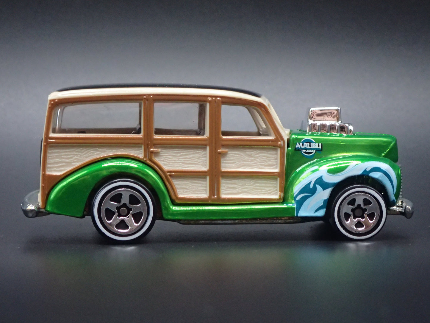 1940 40 FORD WOODIE WOODY STATION WAGON GREEN 1:64 SCALE DIORAMA DIECAST MODEL CAR