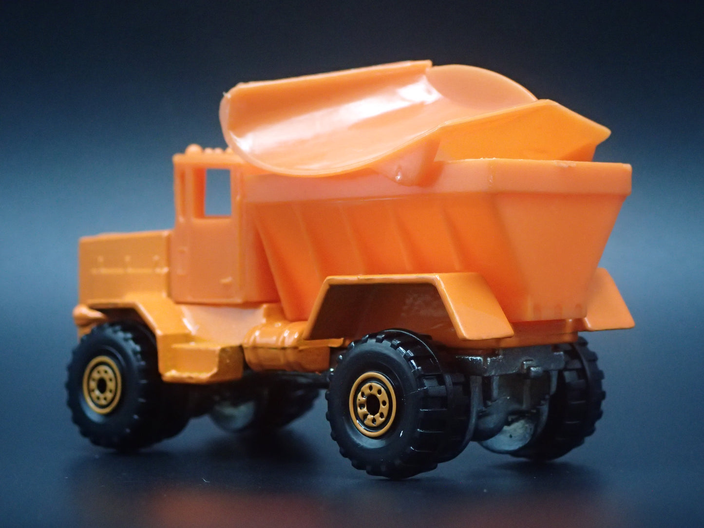 DUMP TRUCK SNOW PLOW ORANGE 1:64 HW SCALE DIORAMA DIECAST MODEL CAR