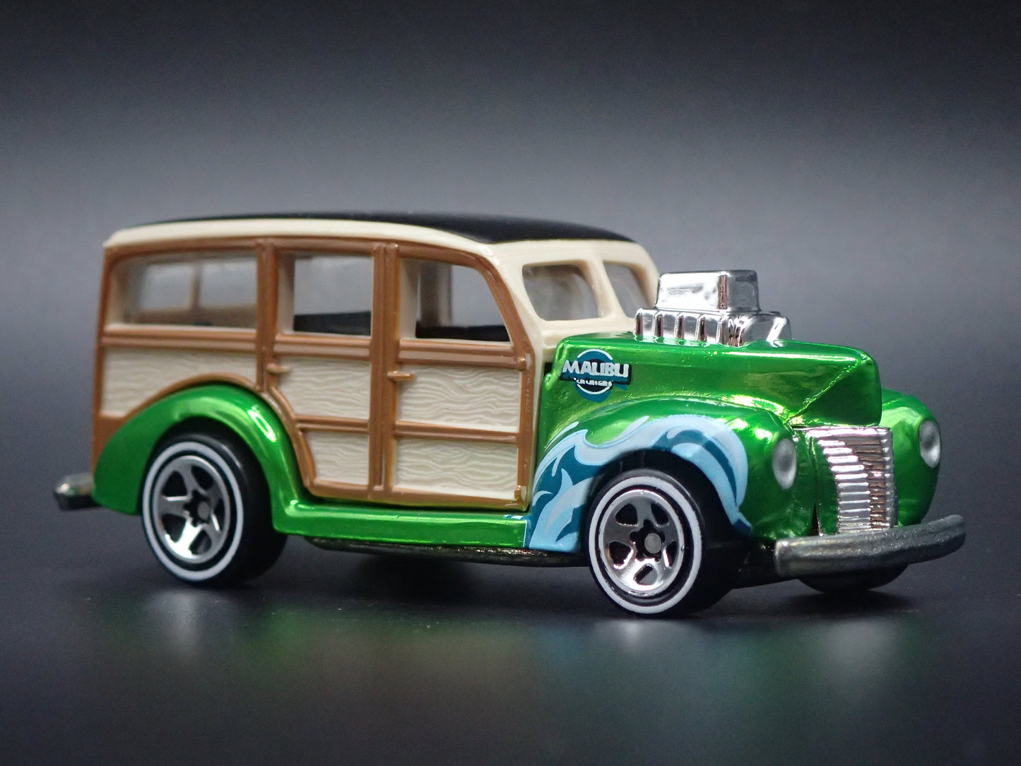 1940 40 FORD WOODIE WOODY STATION WAGON GREEN 1:64 SCALE DIORAMA DIECAST MODEL CAR