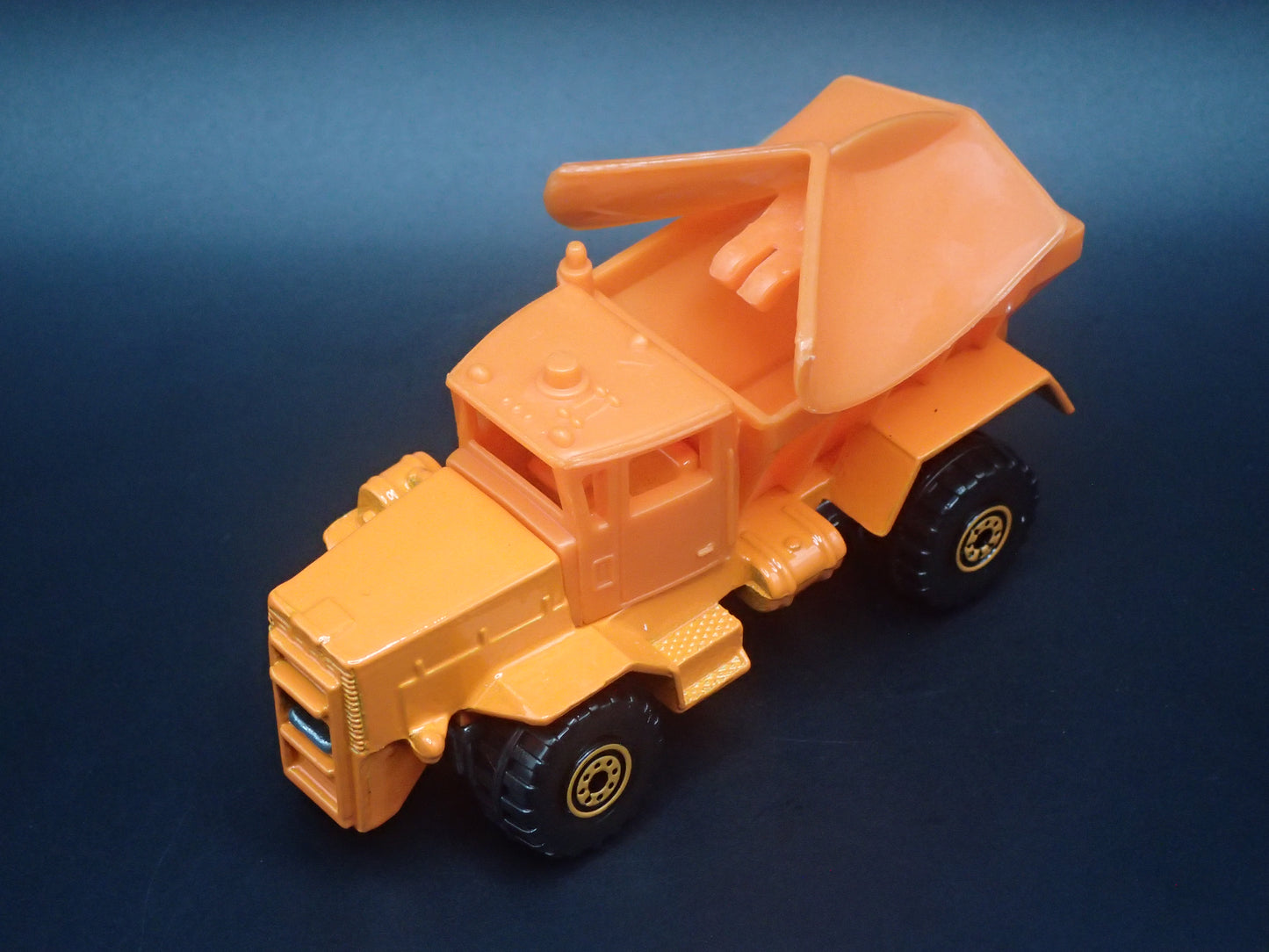 DUMP TRUCK SNOW PLOW ORANGE 1:64 HW SCALE DIORAMA DIECAST MODEL CAR