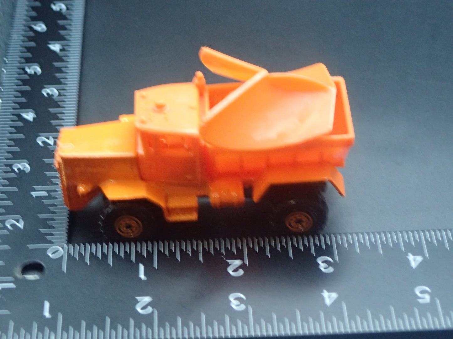 DUMP TRUCK SNOW PLOW ORANGE 1:64 HW SCALE DIORAMA DIECAST MODEL CAR
