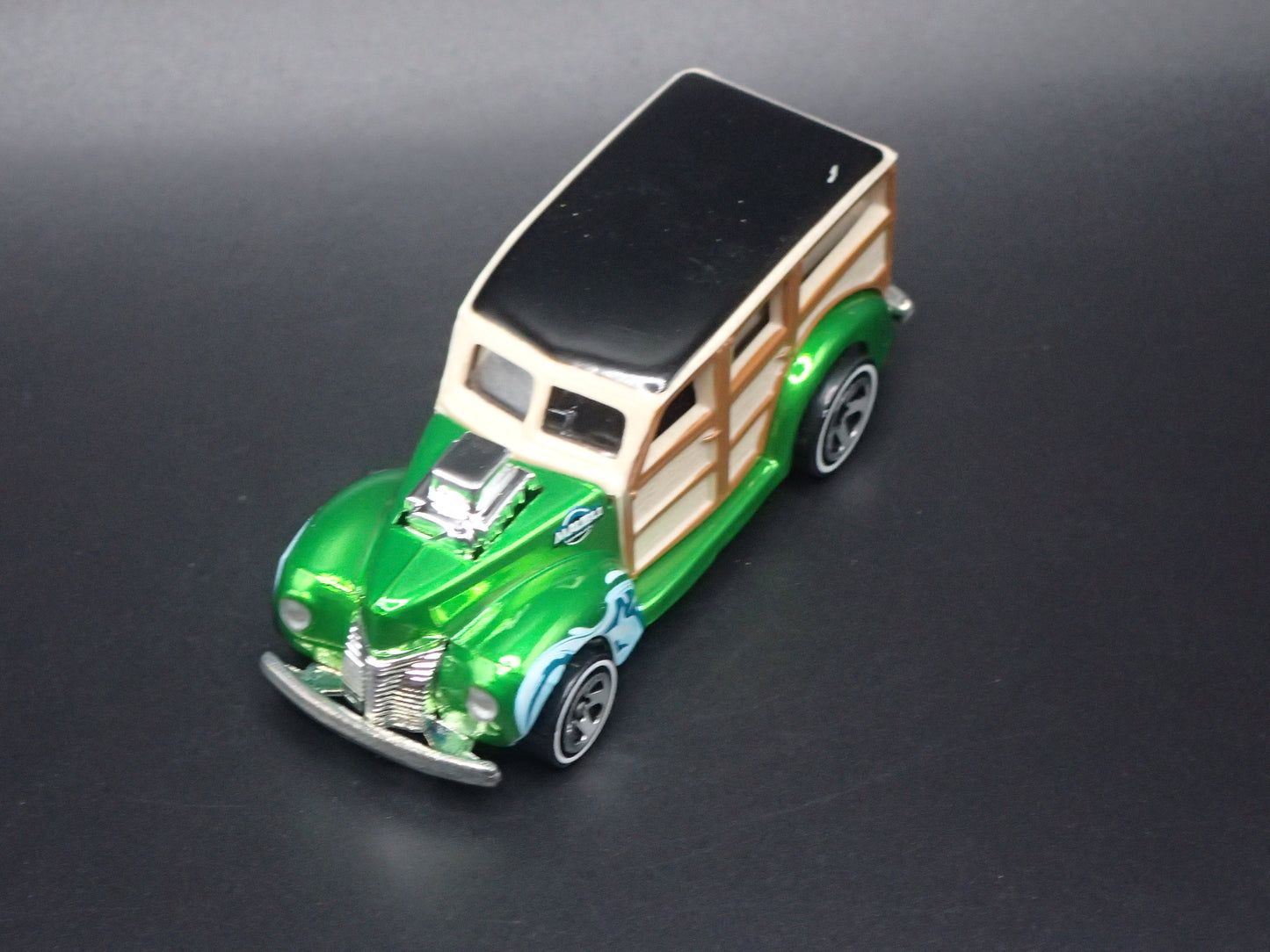1940 40 FORD WOODIE WOODY STATION WAGON GREEN 1:64 SCALE DIORAMA DIECAST MODEL CAR