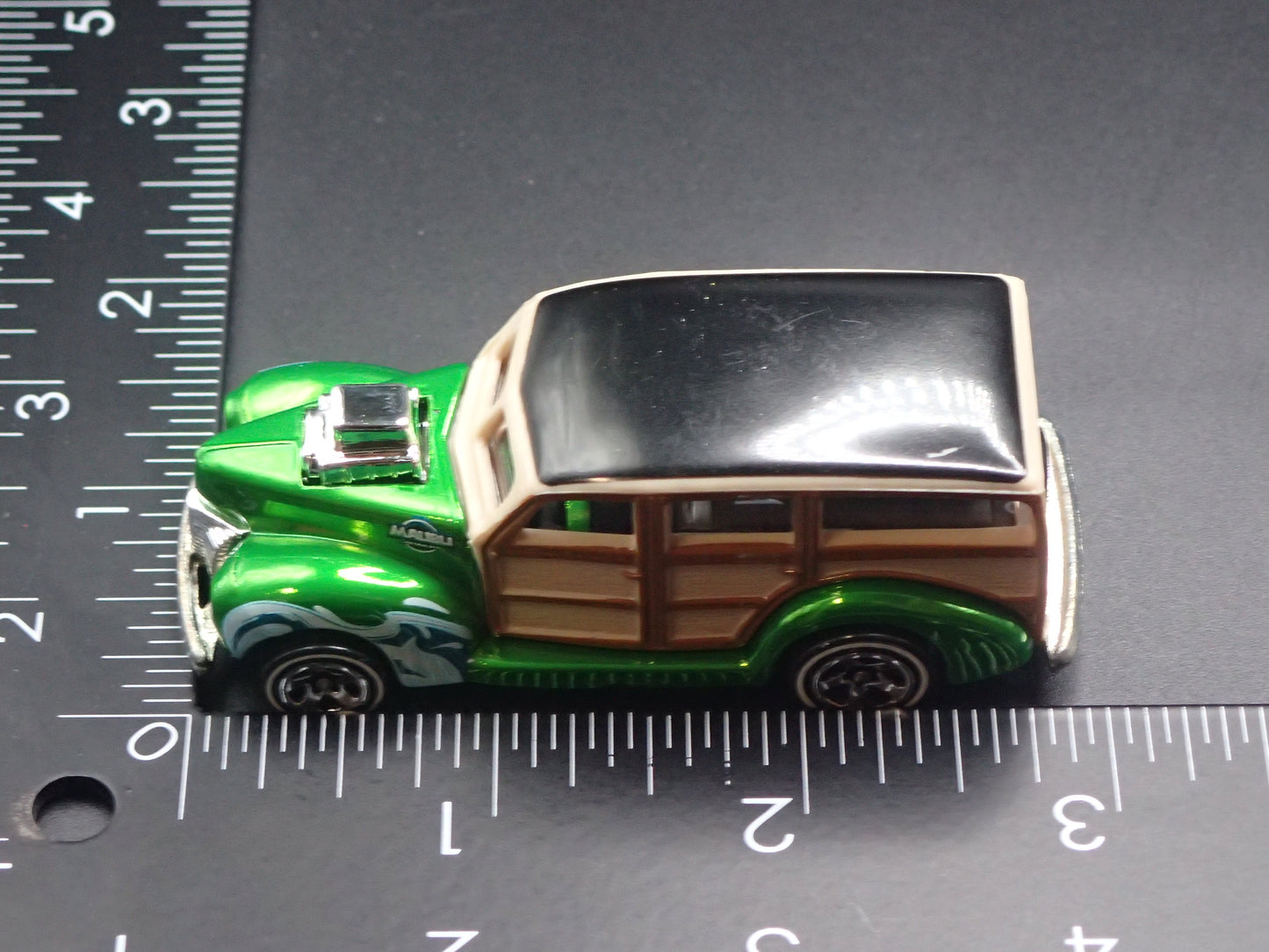 1940 40 FORD WOODIE WOODY STATION WAGON GREEN 1:64 SCALE DIORAMA DIECAST MODEL CAR