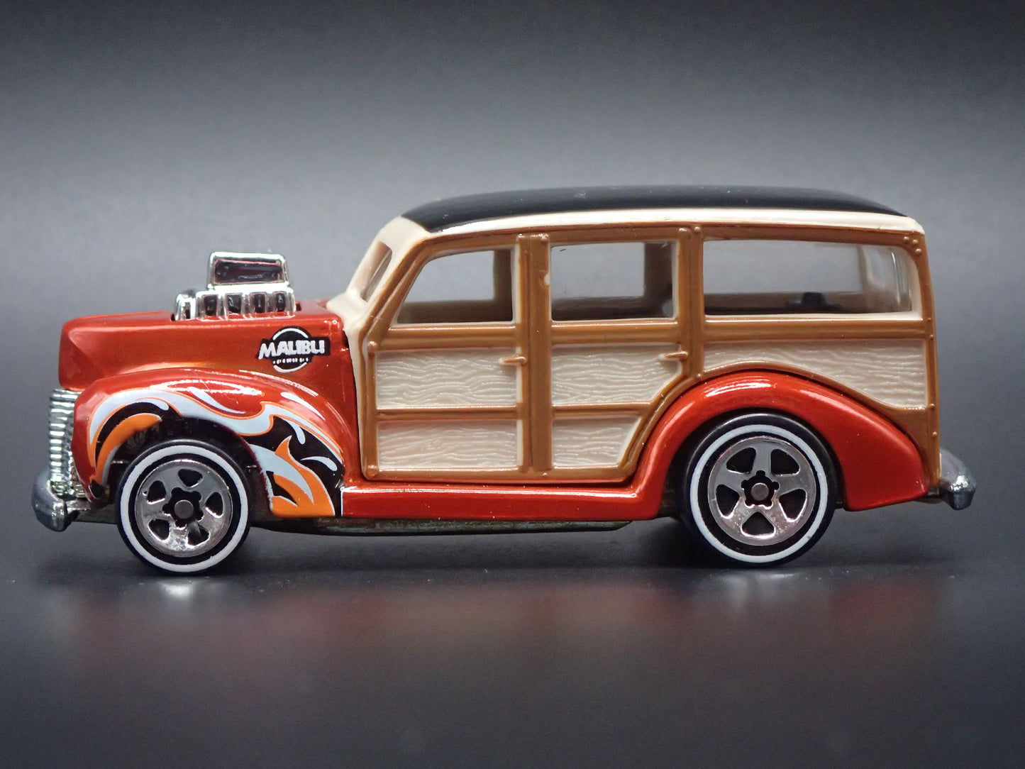 1940 40 FORD WOODIE WOODY STATION WAGON ORANGE 1:64 SCALE DIORAMA DIECAST MODEL CAR