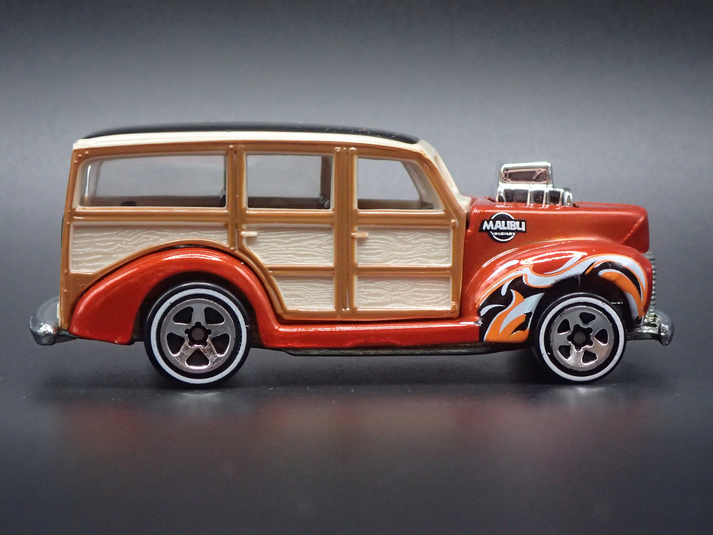 1940 40 FORD WOODIE WOODY STATION WAGON ORANGE 1:64 SCALE DIORAMA DIECAST MODEL CAR