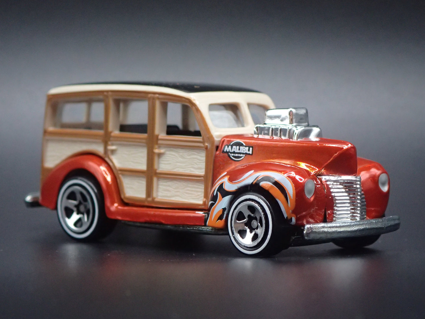 1940 40 FORD WOODIE WOODY STATION WAGON ORANGE 1:64 SCALE DIORAMA DIECAST MODEL CAR