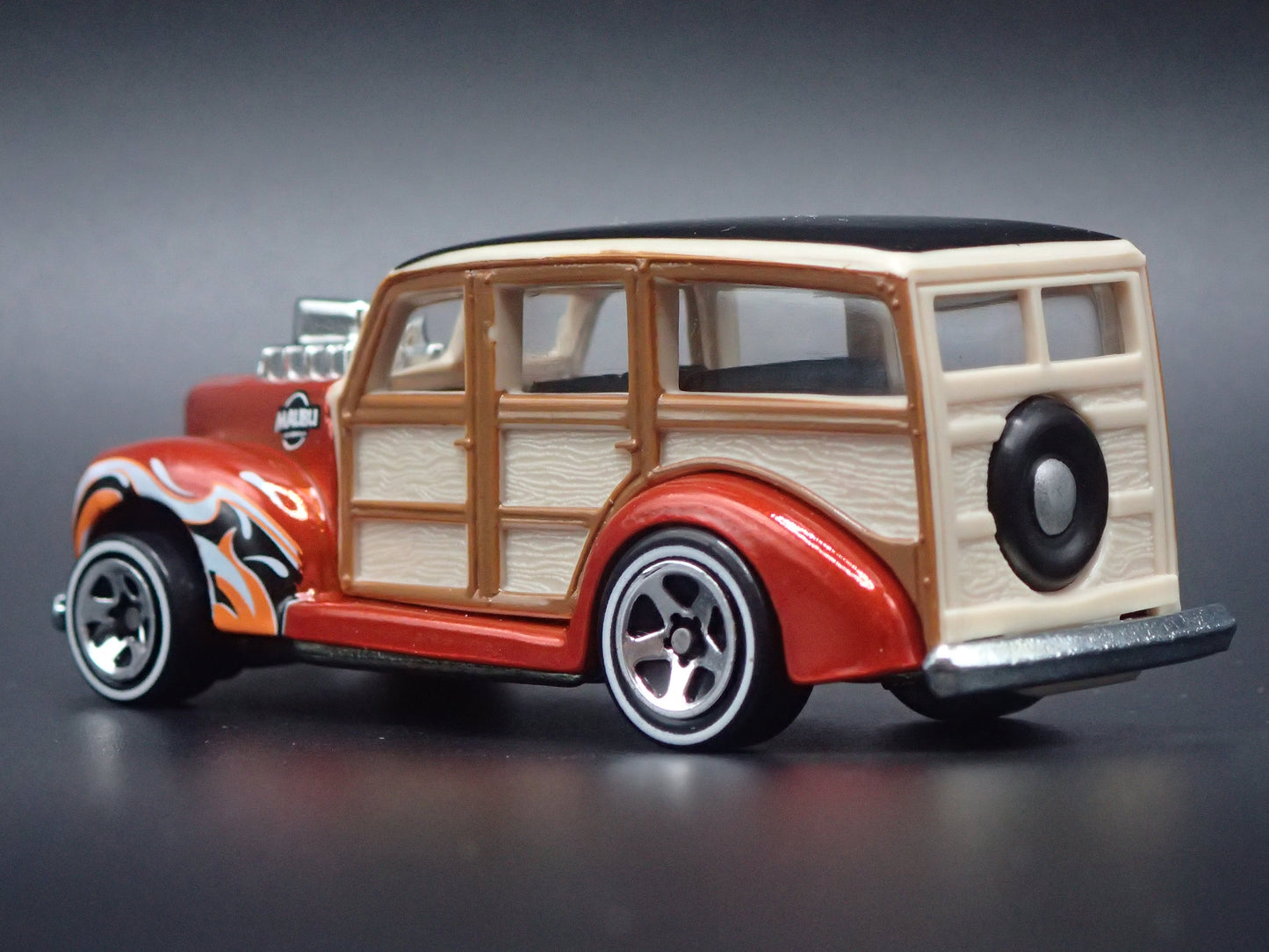 1940 40 FORD WOODIE WOODY STATION WAGON ORANGE 1:64 SCALE DIORAMA DIECAST MODEL CAR