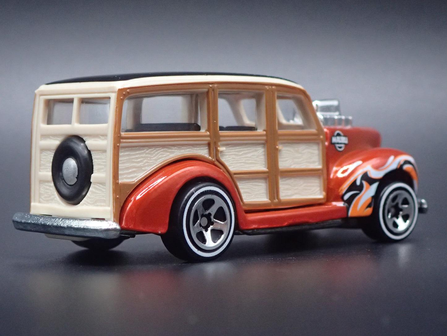1940 40 FORD WOODIE WOODY STATION WAGON ORANGE 1:64 SCALE DIORAMA DIECAST MODEL CAR