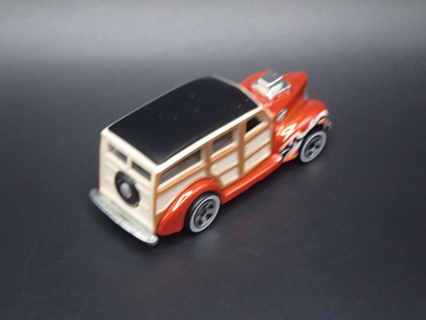 1940 40 FORD WOODIE WOODY STATION WAGON ORANGE 1:64 SCALE DIORAMA DIECAST MODEL CAR