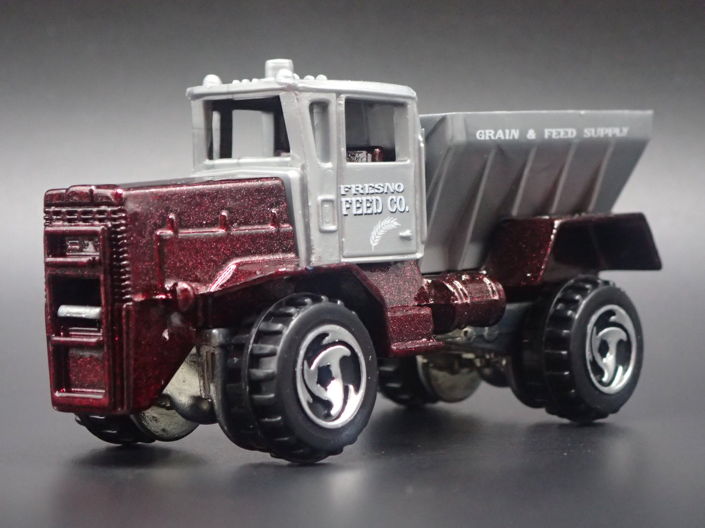 DUMP TRUCK GRAIN & FEED SUPPLY 1:64 HW SCALE DIORAMA DIECAST MODEL CAR