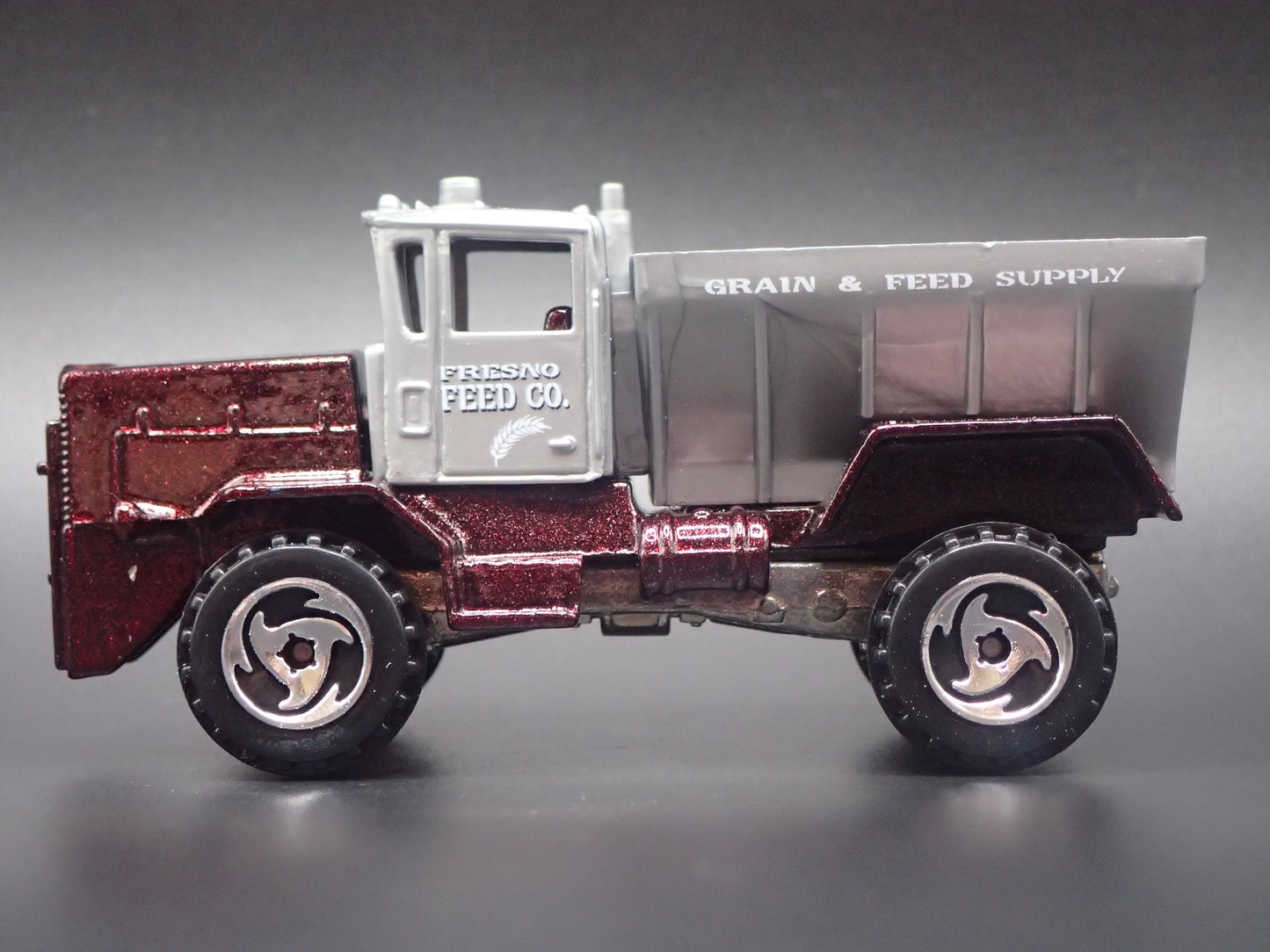 DUMP TRUCK GRAIN & FEED SUPPLY 1:64 HW SCALE DIORAMA DIECAST MODEL CAR