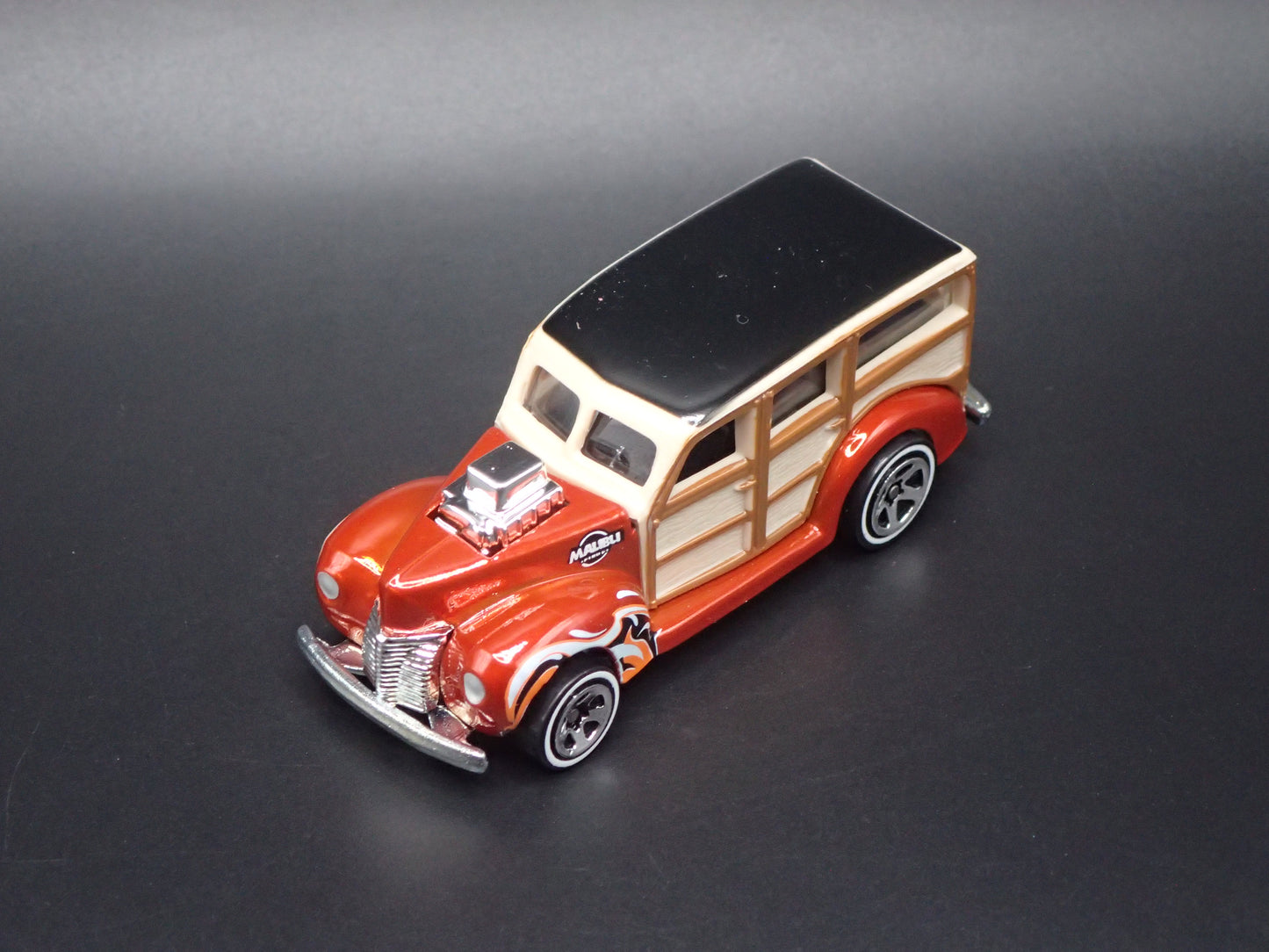 1940 40 FORD WOODIE WOODY STATION WAGON ORANGE 1:64 SCALE DIORAMA DIECAST MODEL CAR