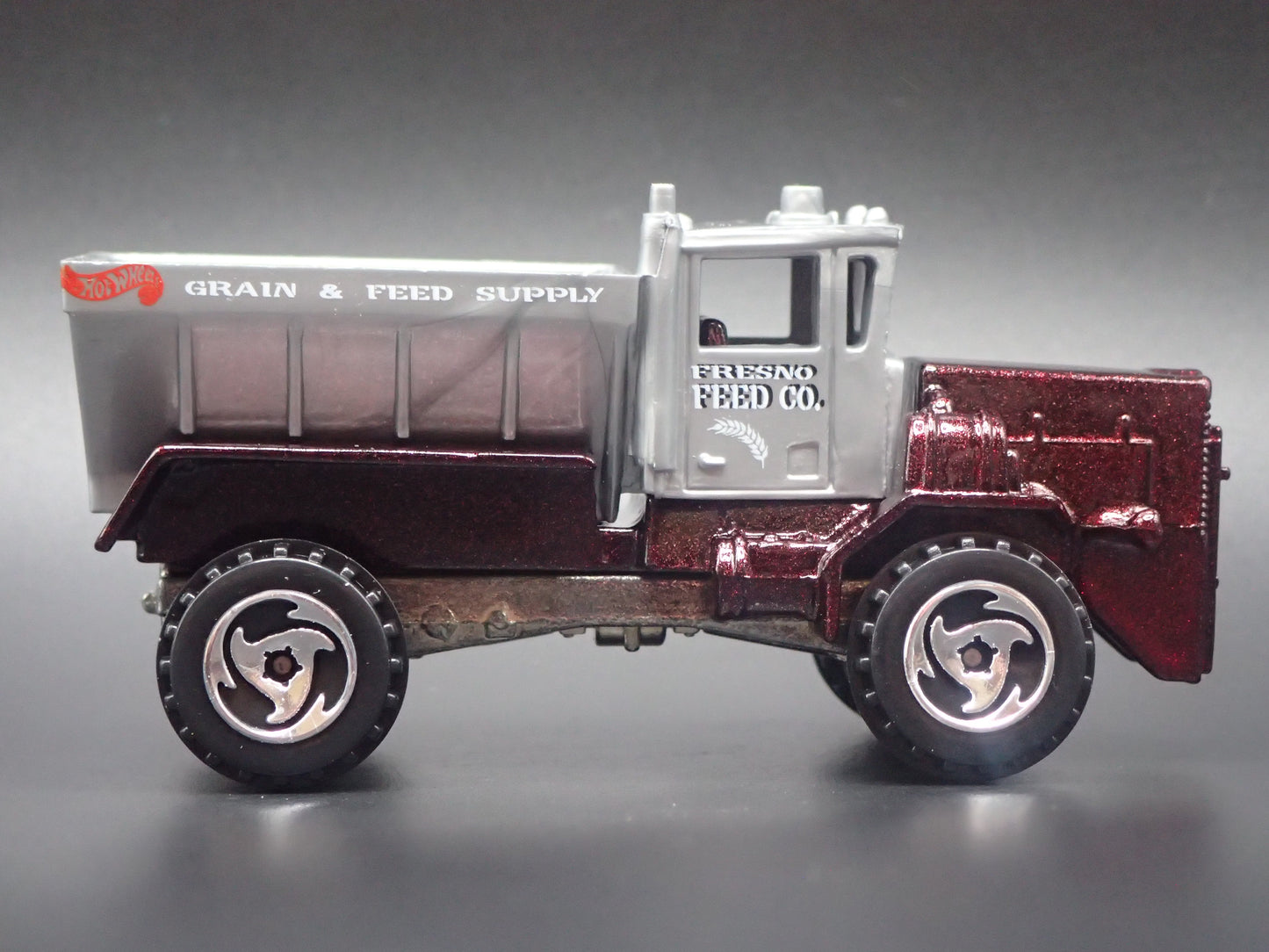 DUMP TRUCK GRAIN & FEED SUPPLY 1:64 HW SCALE DIORAMA DIECAST MODEL CAR