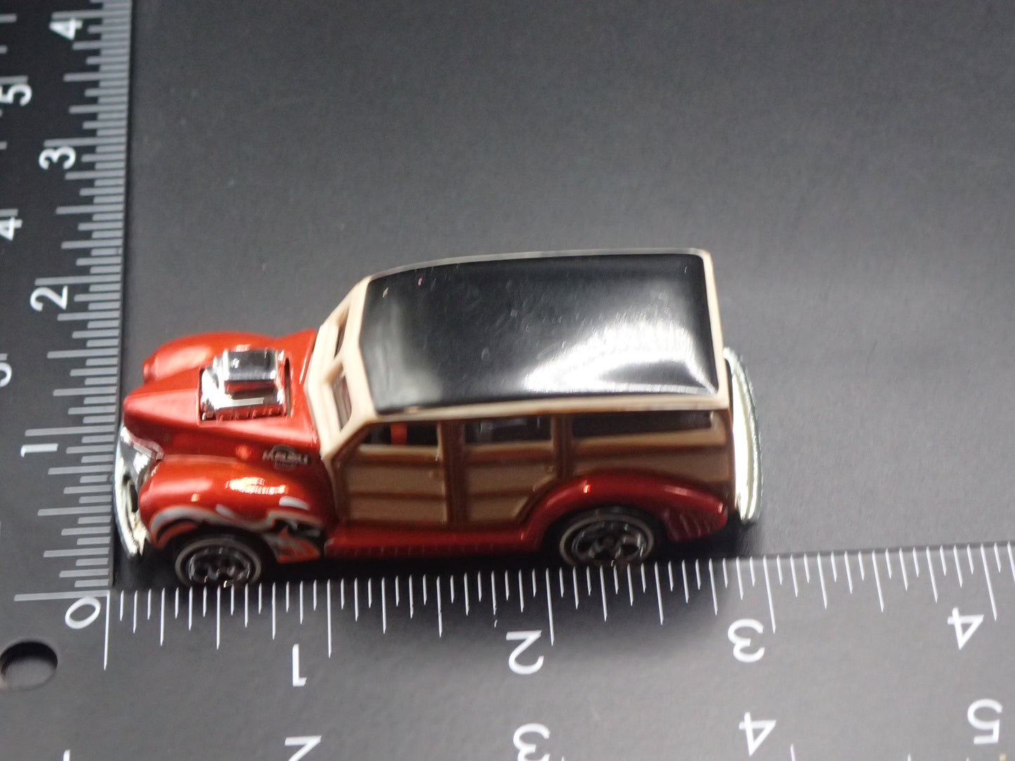 1940 40 FORD WOODIE WOODY STATION WAGON ORANGE 1:64 SCALE DIORAMA DIECAST MODEL CAR