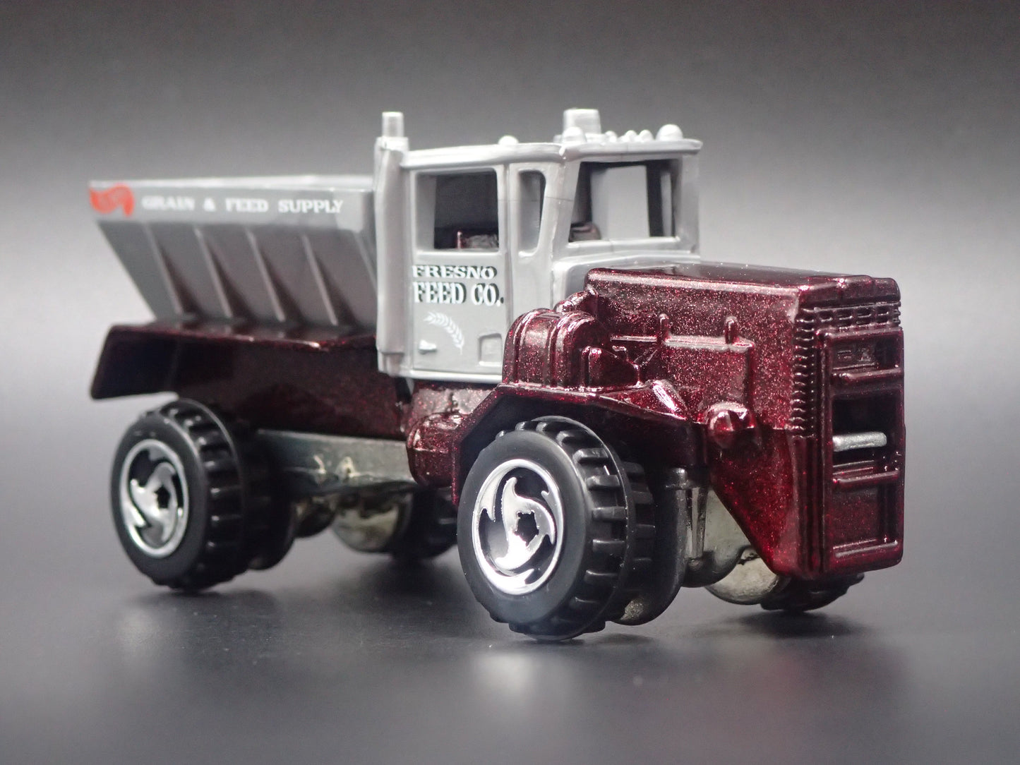 DUMP TRUCK GRAIN & FEED SUPPLY 1:64 HW SCALE DIORAMA DIECAST MODEL CAR