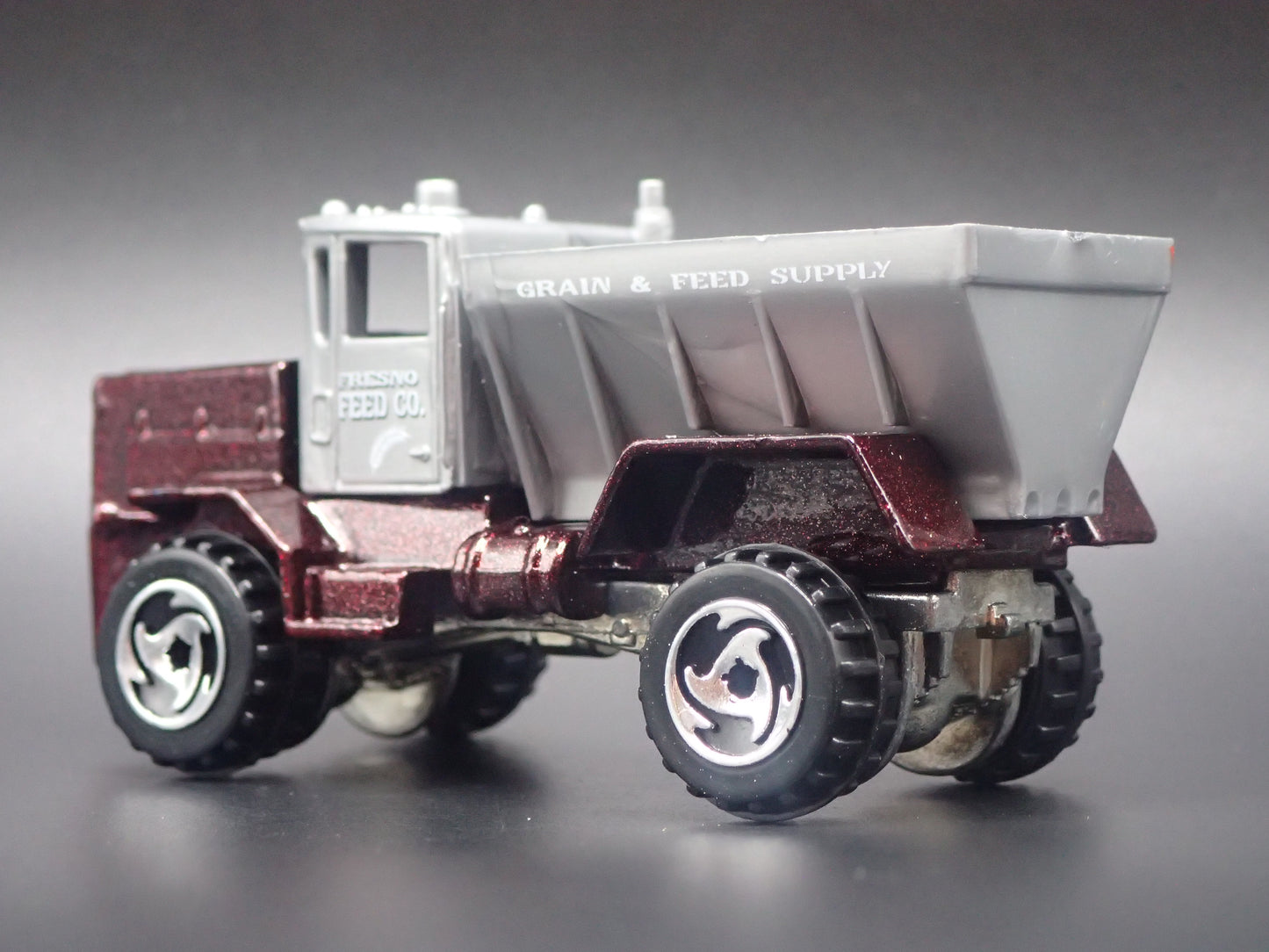 DUMP TRUCK GRAIN & FEED SUPPLY 1:64 HW SCALE DIORAMA DIECAST MODEL CAR