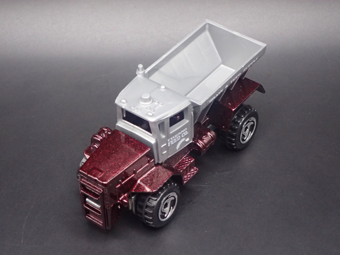 DUMP TRUCK GRAIN & FEED SUPPLY 1:64 HW SCALE DIORAMA DIECAST MODEL CAR