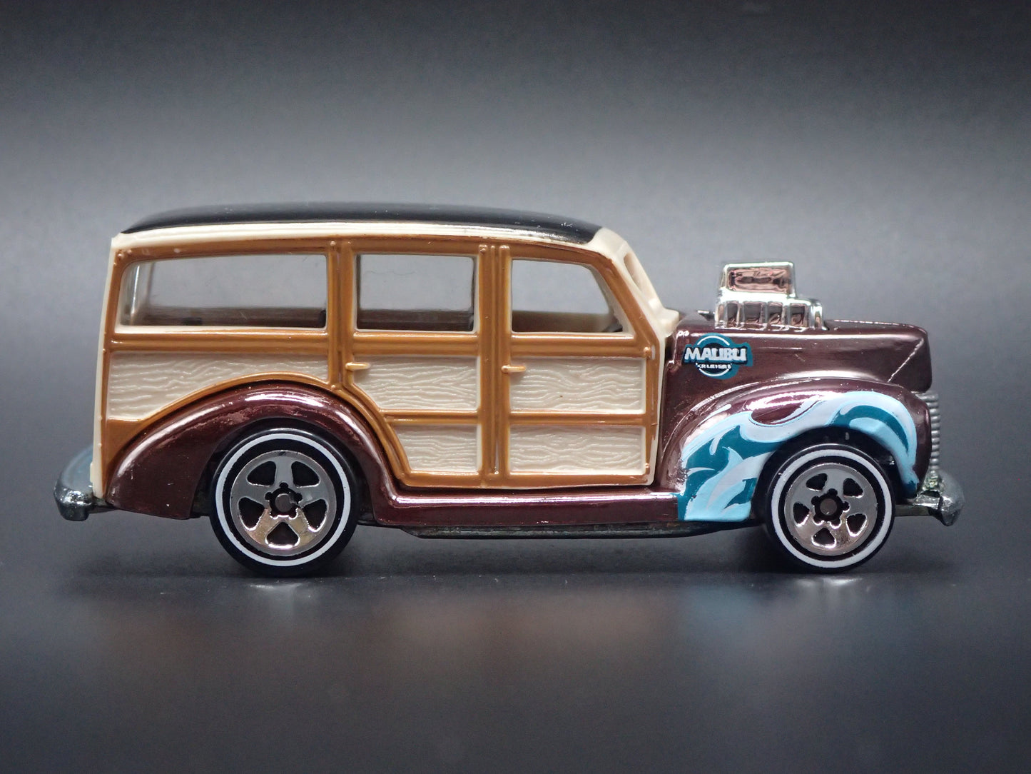 1940 40 FORD WOODIE WOODY STATION WAGON PURPLE 1:64 SCALE DIORAMA DIECAST MODEL CAR