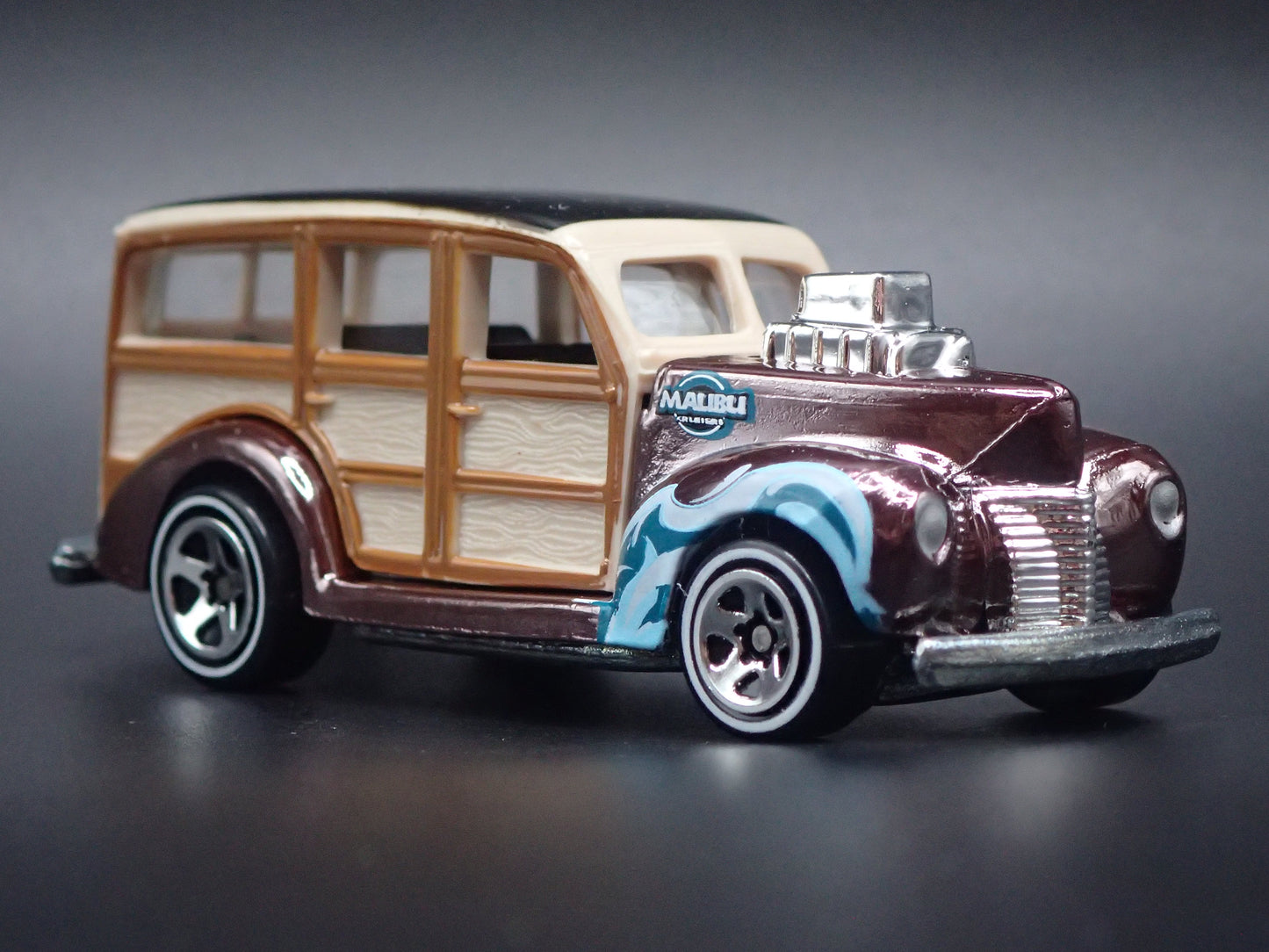 1940 40 FORD WOODIE WOODY STATION WAGON PURPLE 1:64 SCALE DIORAMA DIECAST MODEL CAR