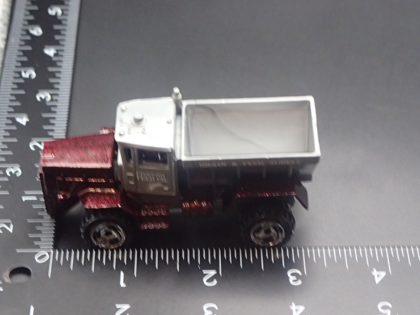 DUMP TRUCK GRAIN & FEED SUPPLY 1:64 HW SCALE DIORAMA DIECAST MODEL CAR