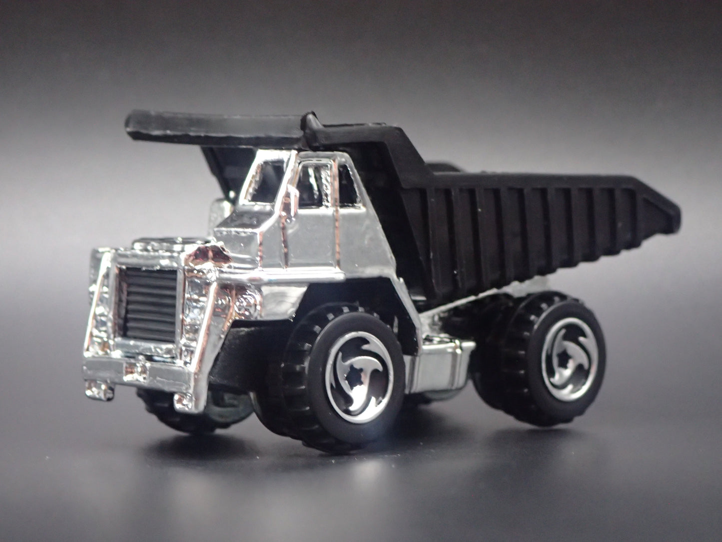 DUMP TRUCK CHROME RARE 1:64 HW SCALE COLLECTIBLE DIORAMA DIECAST MODEL CAR
