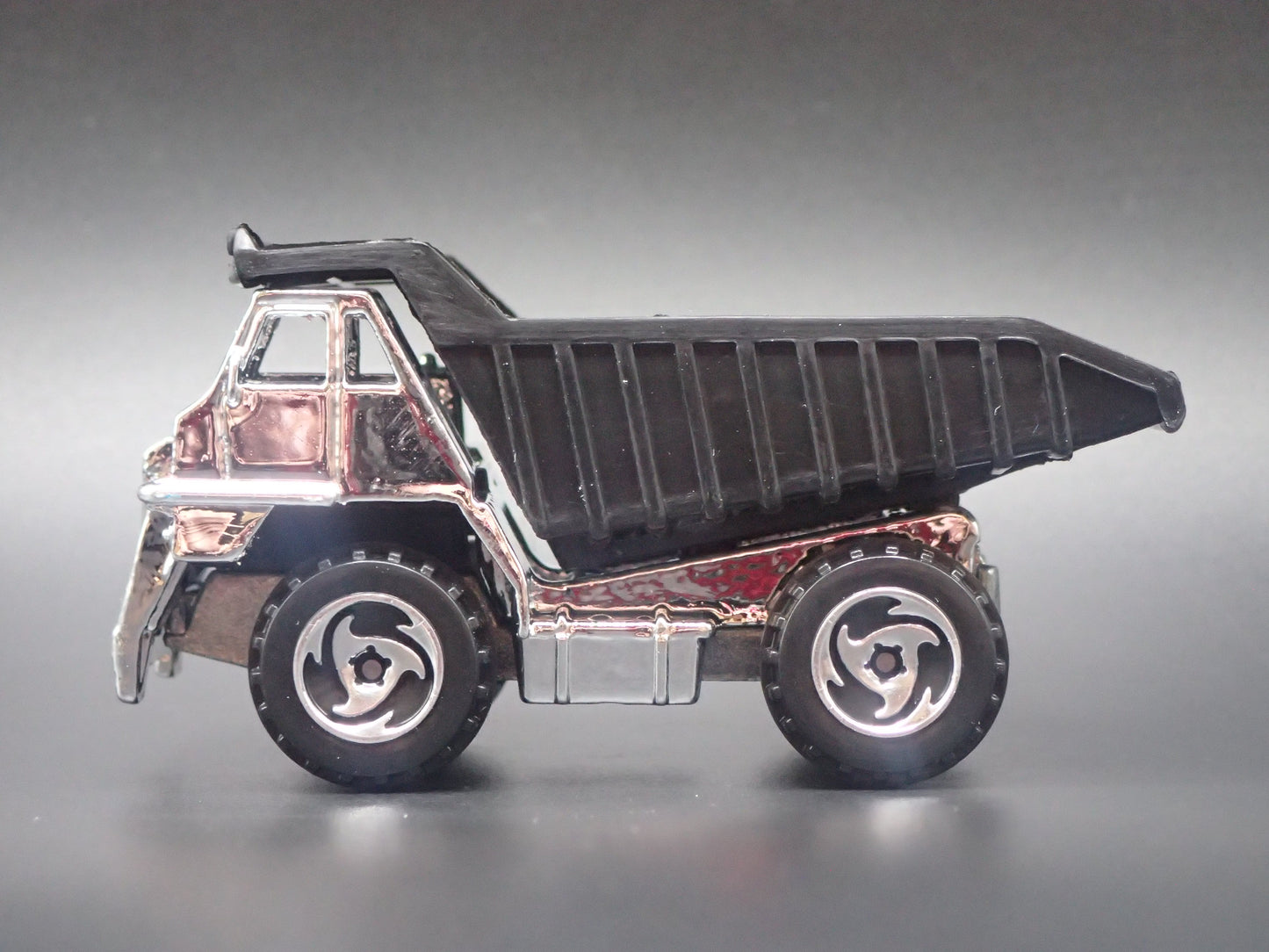 DUMP TRUCK CHROME RARE 1:64 HW SCALE COLLECTIBLE DIORAMA DIECAST MODEL CAR