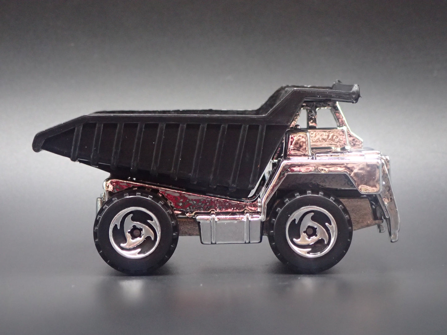 DUMP TRUCK CHROME RARE 1:64 HW SCALE COLLECTIBLE DIORAMA DIECAST MODEL CAR
