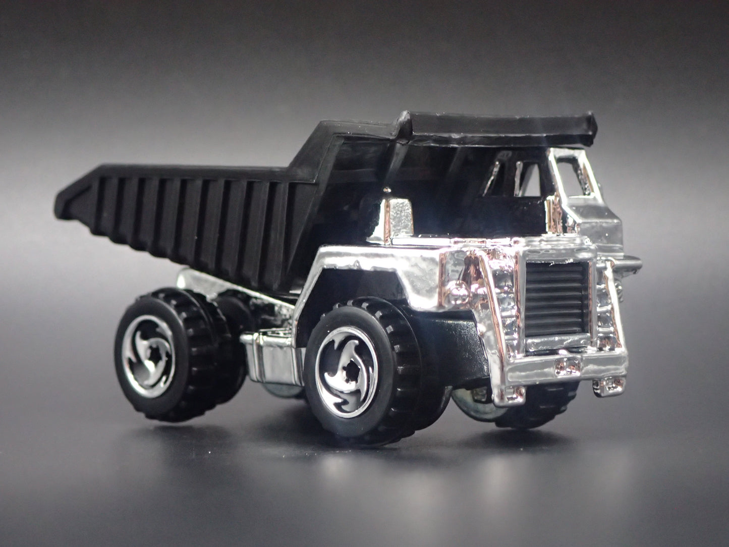 DUMP TRUCK CHROME RARE 1:64 HW SCALE COLLECTIBLE DIORAMA DIECAST MODEL CAR