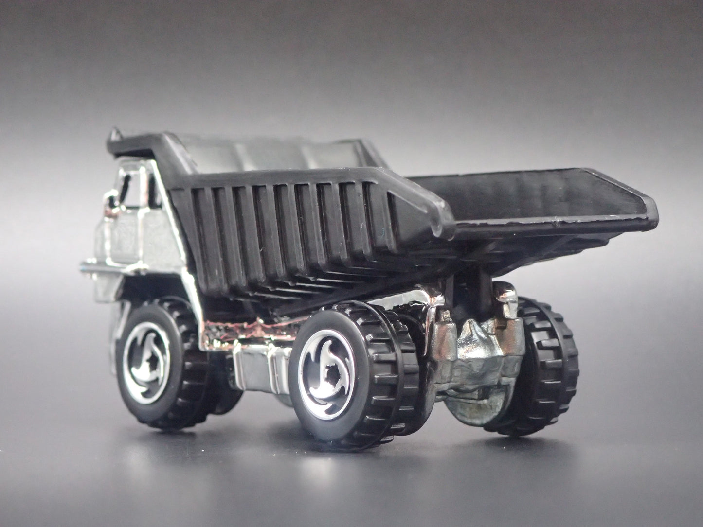 DUMP TRUCK CHROME RARE 1:64 HW SCALE COLLECTIBLE DIORAMA DIECAST MODEL CAR
