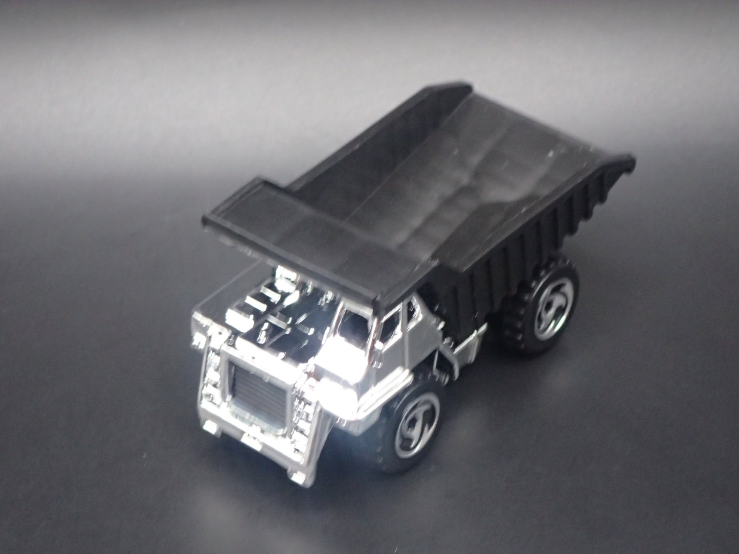 DUMP TRUCK CHROME RARE 1:64 HW SCALE COLLECTIBLE DIORAMA DIECAST MODEL CAR