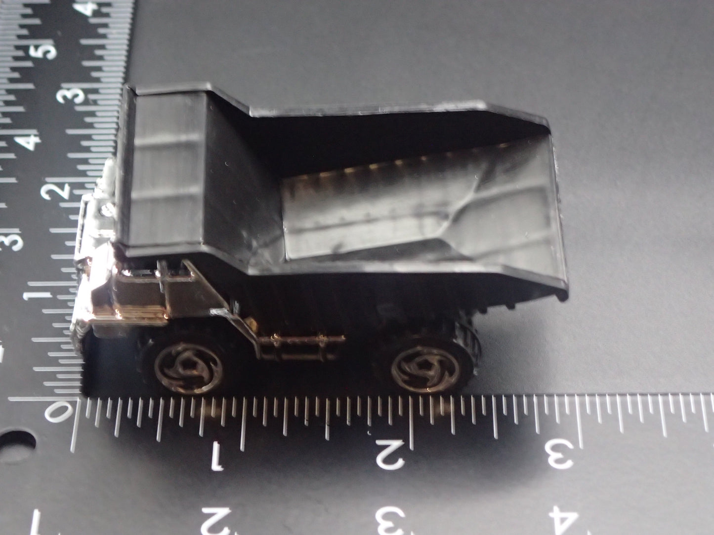 DUMP TRUCK CHROME RARE 1:64 HW SCALE COLLECTIBLE DIORAMA DIECAST MODEL CAR