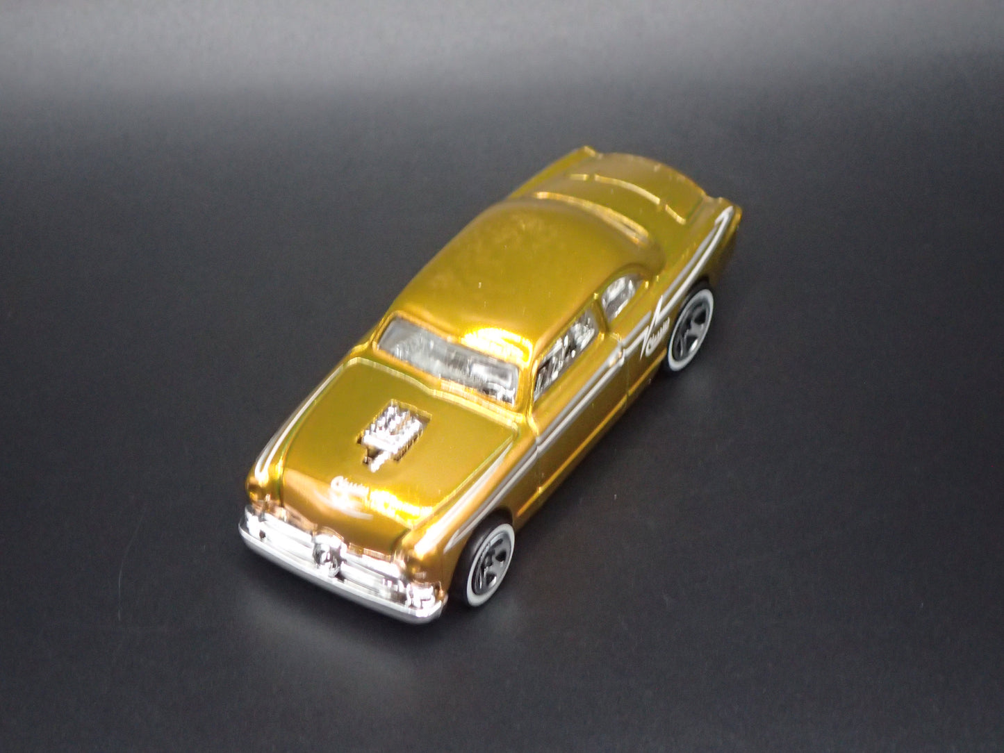 1949-1951 FORD SHOE BOX CLUB COUPE 1:64 SCALE LIMITED DIORAMA DIECAST MODEL CAR