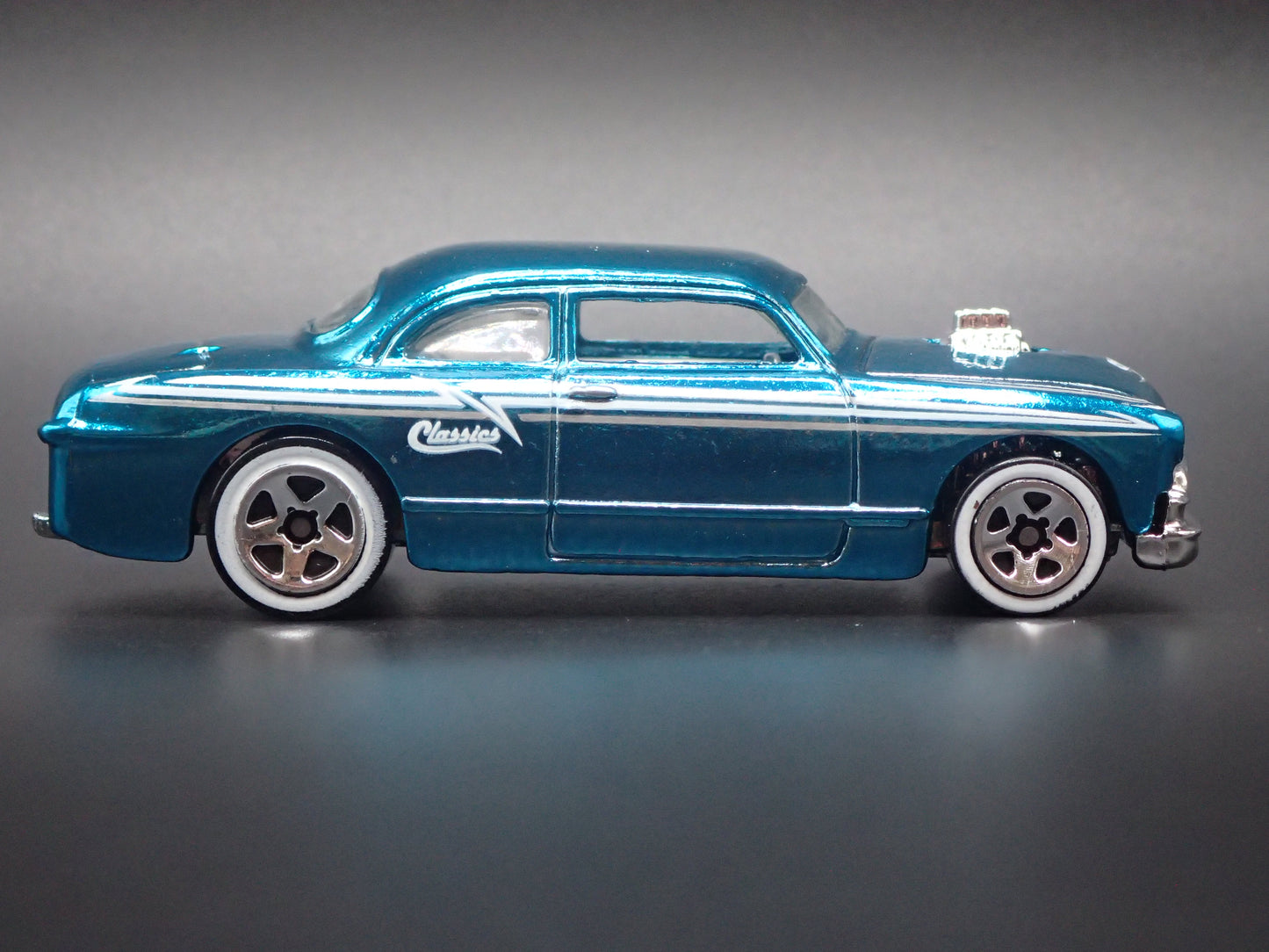 1949-1951 FORD SHOE BOX CLUB COUPE 1:64 SCALE LIMITED DIORAMA DIECAST MODEL CAR