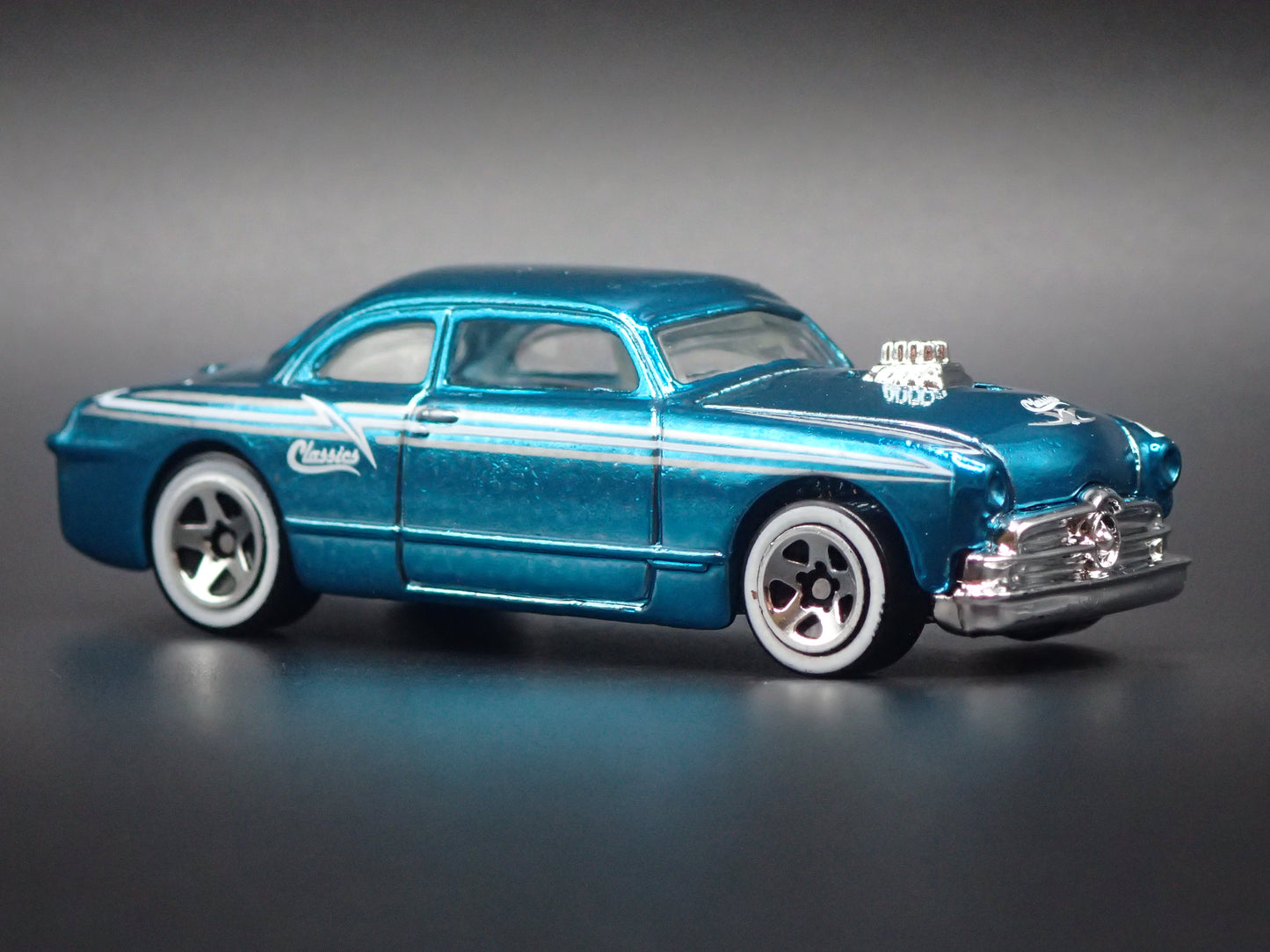1949-1951 FORD SHOE BOX CLUB COUPE 1:64 SCALE LIMITED DIORAMA DIECAST MODEL CAR