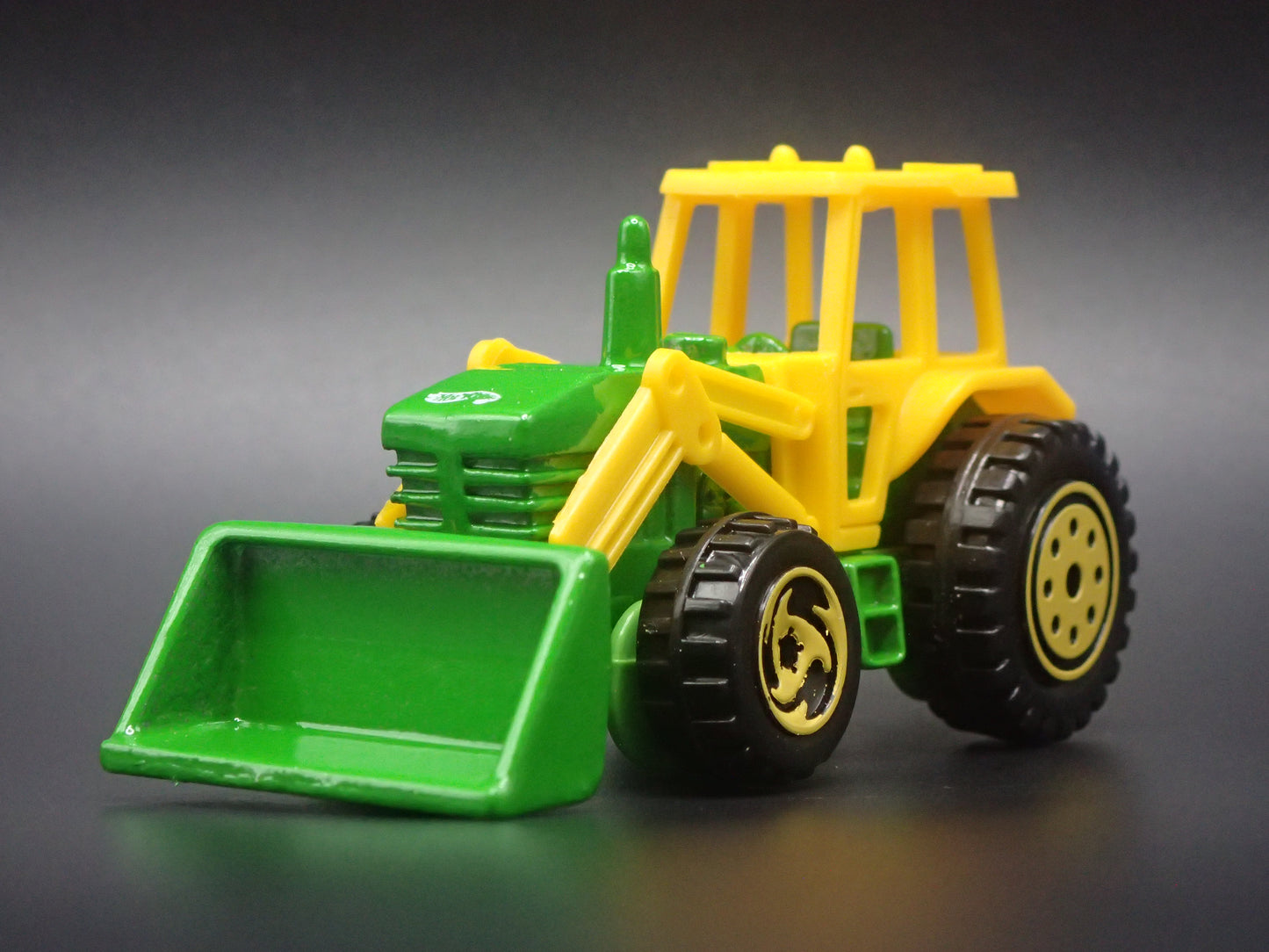VINTAGE FARM TRACTOR GREEN 1:64 SCALE COLLECTIBLE DIORAMA DIECAST MODEL CAR