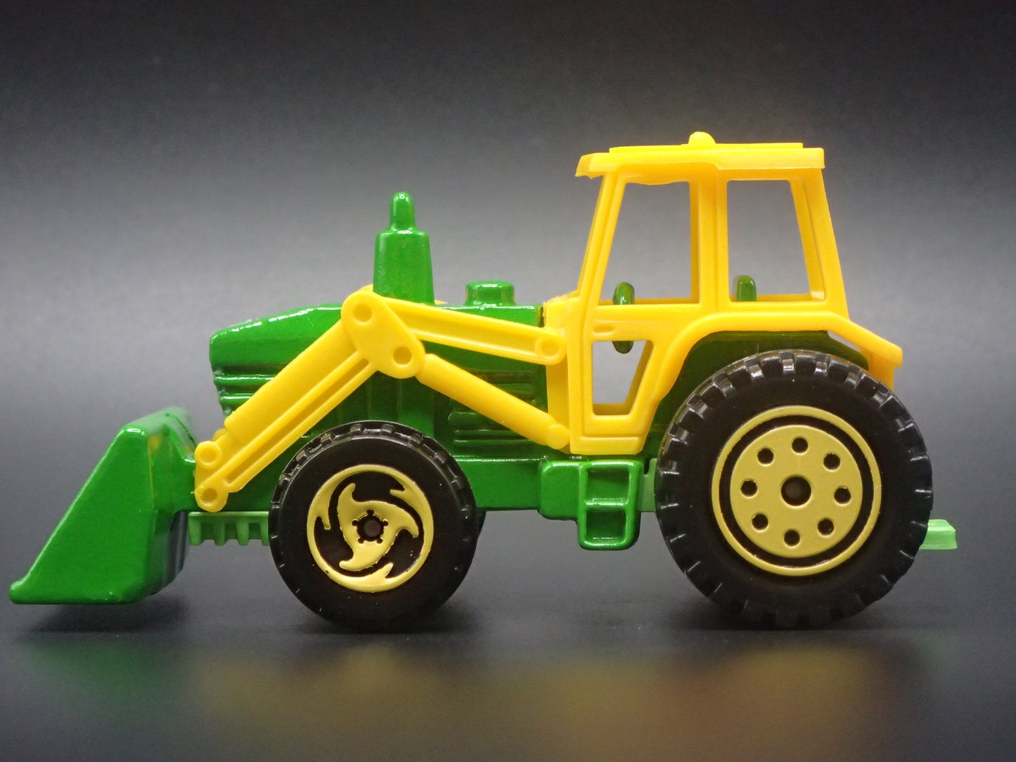 VINTAGE FARM TRACTOR GREEN 1:64 SCALE COLLECTIBLE DIORAMA DIECAST MODEL CAR