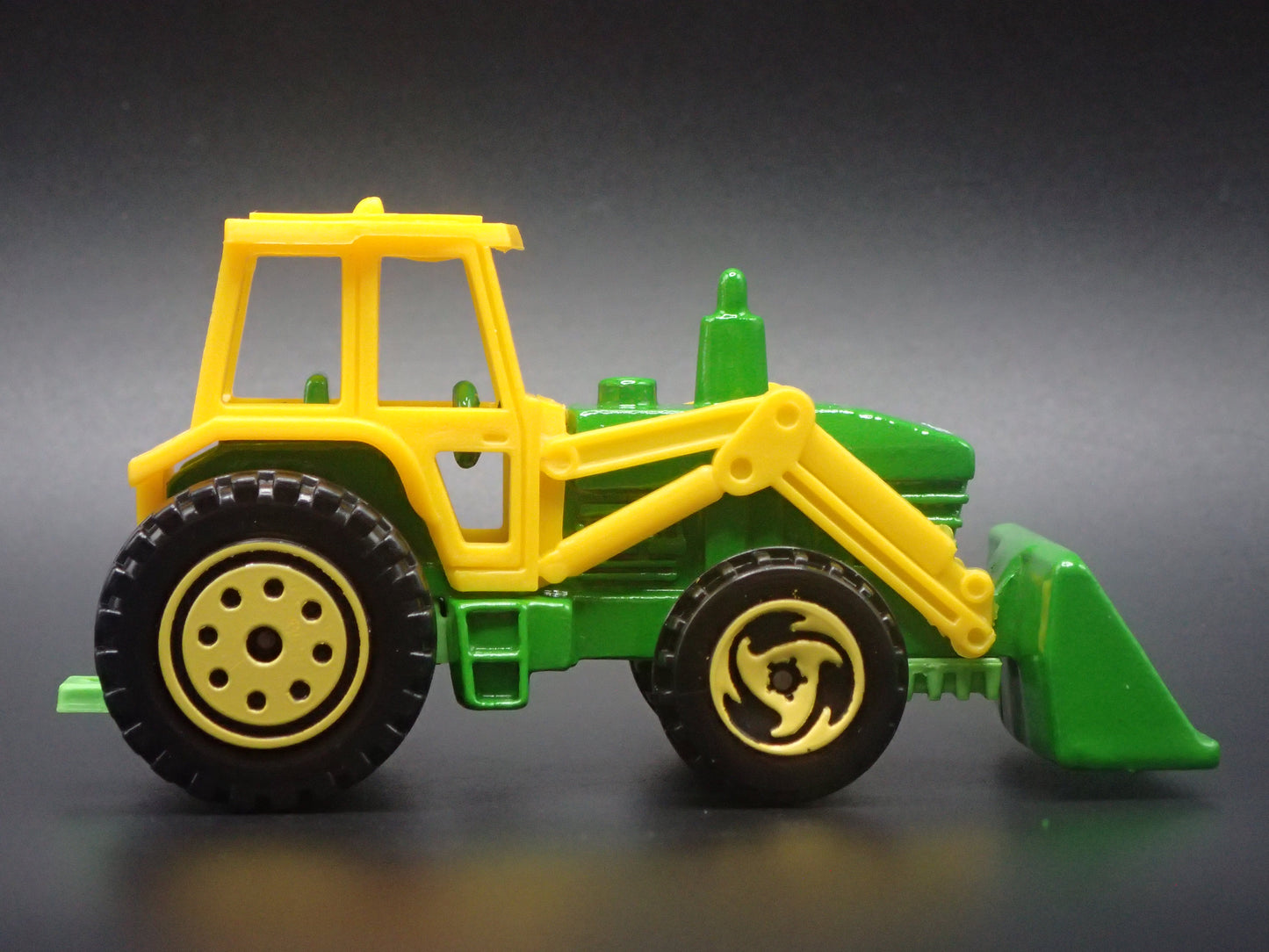 VINTAGE FARM TRACTOR GREEN 1:64 SCALE COLLECTIBLE DIORAMA DIECAST MODEL CAR