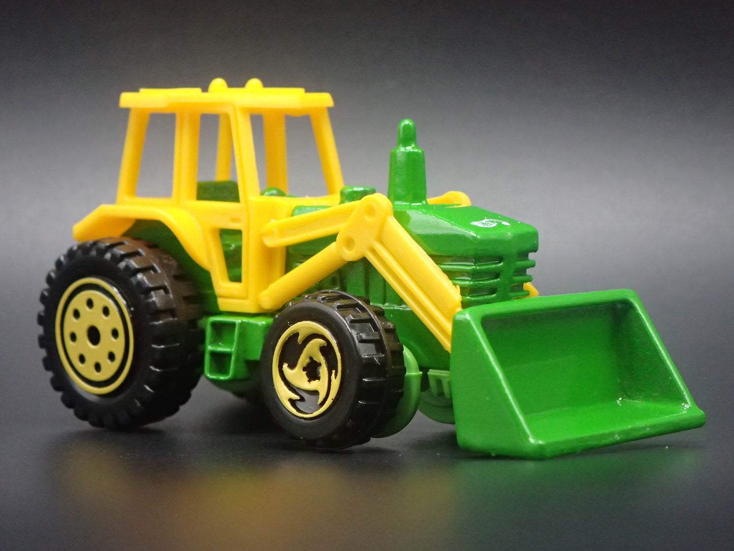 VINTAGE FARM TRACTOR GREEN 1:64 SCALE COLLECTIBLE DIORAMA DIECAST MODEL CAR